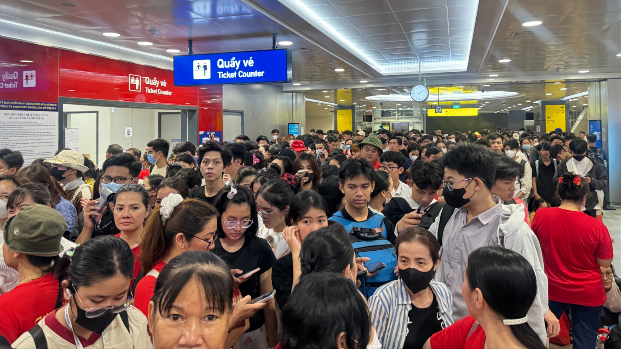 21 giờ, metro số 1 vẫn nườm nượp người dân di chuyển vào trung tâm TP.HCM