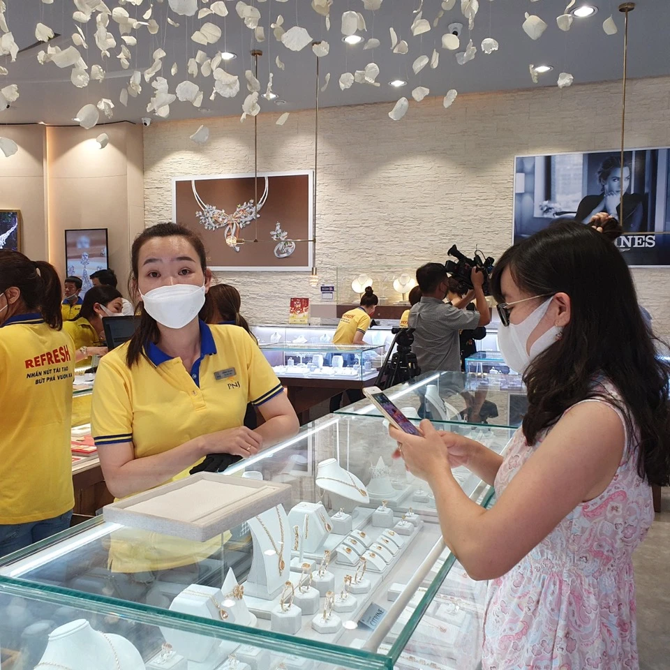 Nếu lạm phát hạ nhiệt, lãi suất giảm thì giá vàng sẽ có cơ hội bứt phá. Ảnh: THÙY LINH Nếu lạm phát hạ nhiệt, lãi suất giảm thì giá vàng sẽ có cơ hội bứt phá. Ảnh: THÙY LINH