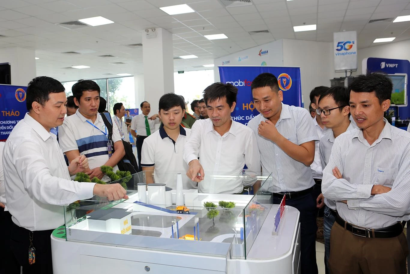 Lãnh đạo địa phương, người dân được giới thiệu về mô hình quản lý đô thị thông minh. Ảnh: ĐẶNG TRUNG Lãnh đạo địa phương, người dân được giới thiệu về mô hình quản lý đô thị thông minh. Ảnh: ĐẶNG TRUNG
