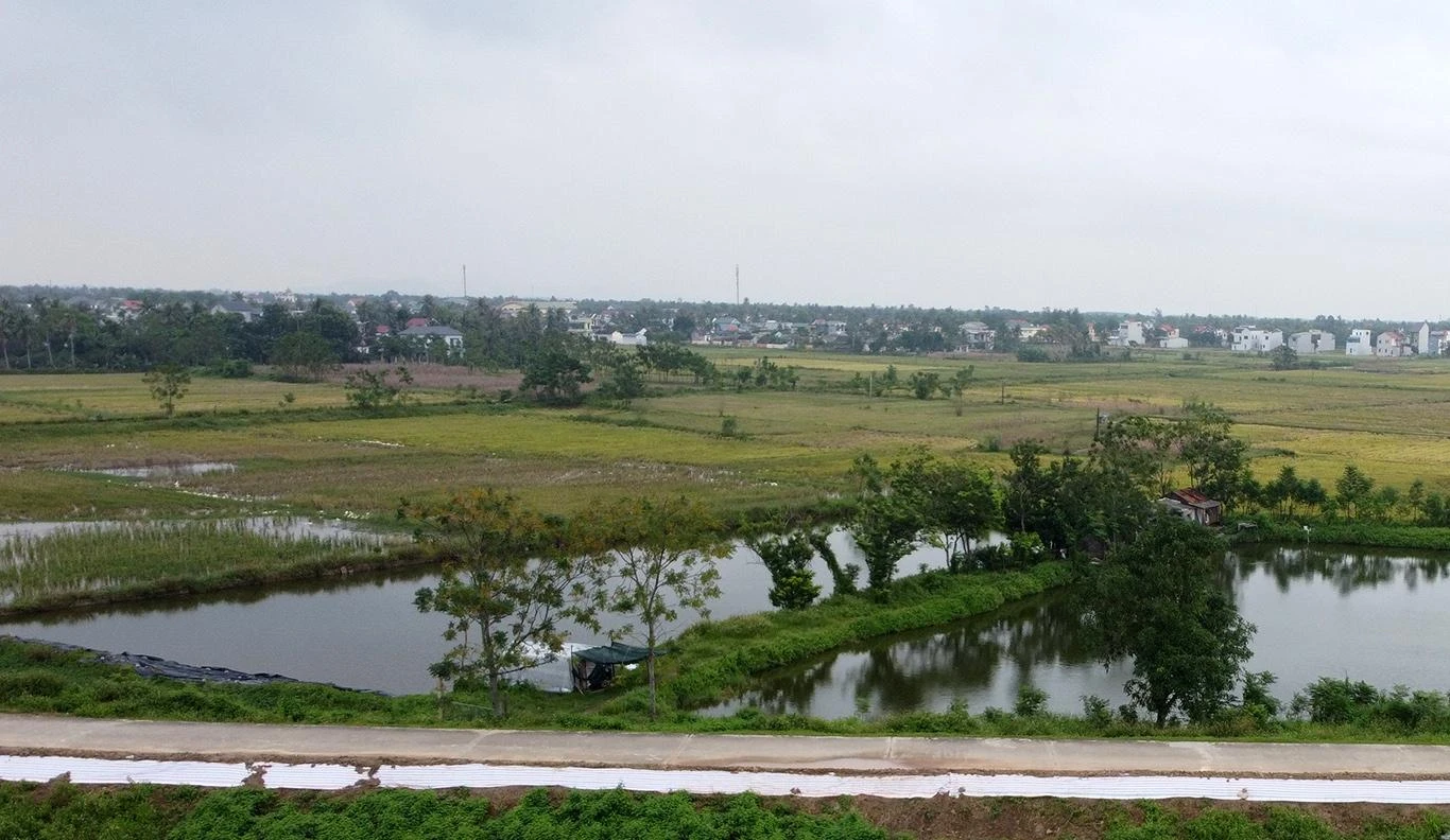 Đoạn đê sụt lún nhìn từ trên cao và tuyến đê trọng yếu bảo vệ cho khoảng 29.000 người dân thuộc 5 xã vùng tả ngạn sông Mã. Đoạn đê sụt lún nhìn từ trên cao và tuyến đê trọng yếu bảo vệ cho khoảng 29.000 người dân thuộc 5 xã vùng tả ngạn sông Mã.