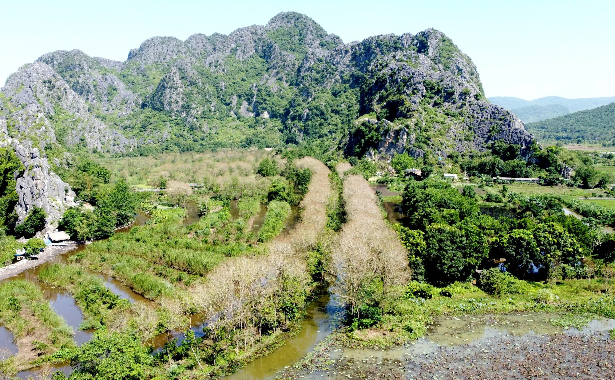 Quần thể danh thắng Kim Sơn nhìn từ trên cao mùa thay lá. Ảnh: ĐẶNG TRUNG