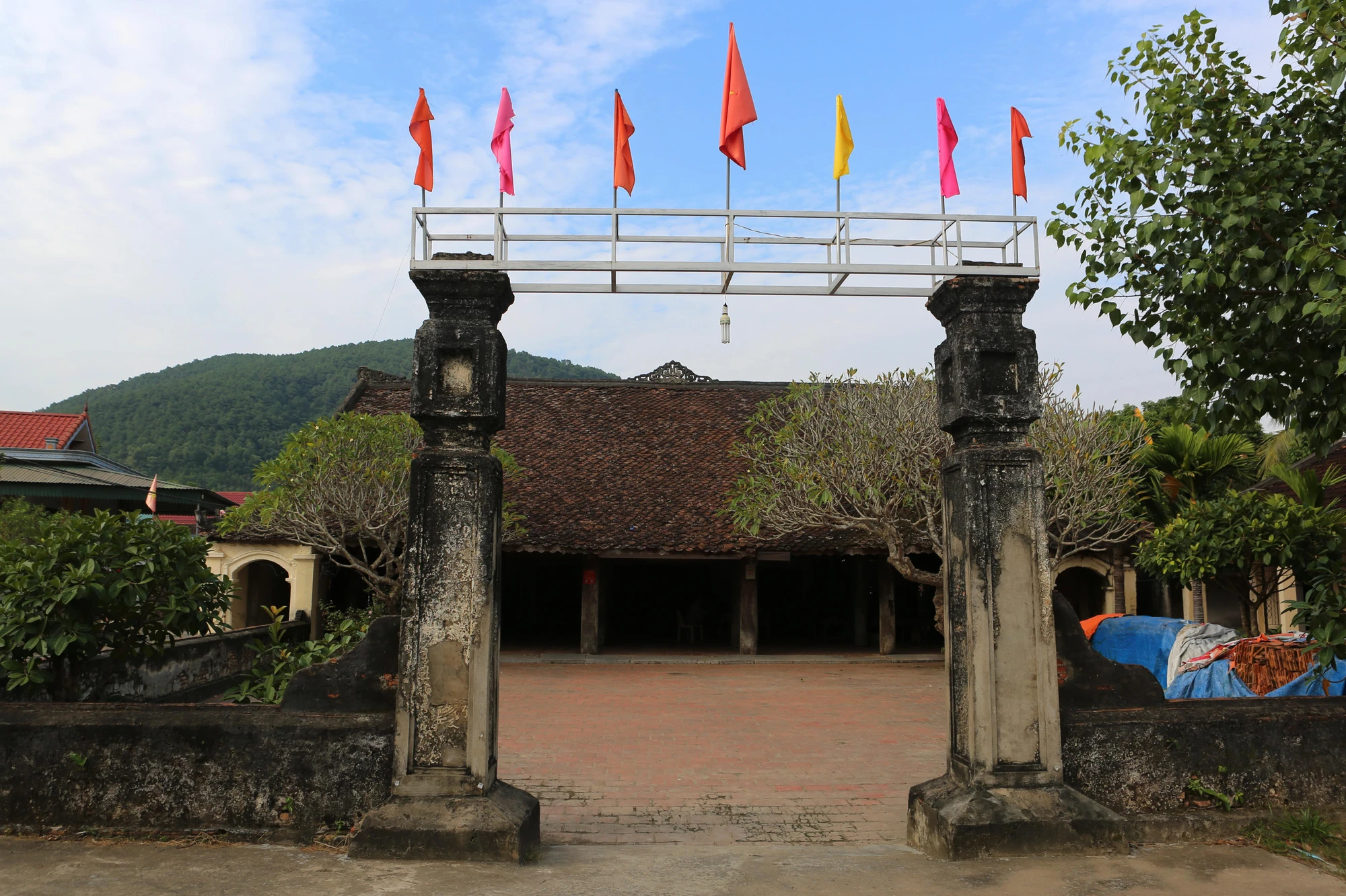 Chính những nghệ nhân Chăm viễn xứ này đã xây dựng lên ngôi đình Thượng Phú, trên vùng đất Đại Lại (Ly Cung nhà Hồ) xưa kia, nay thuộc xã Hà Đông, huyện Hà Trung, Thanh Hóa. Ảnh: ĐẶNG TRUNG