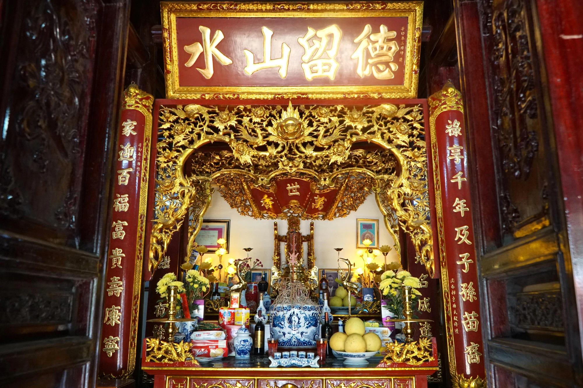 Bàn thờ Mẹ Tơm. Ảnh: ĐẶNG TRUNG Bàn thờ Mẹ Tơm. Ảnh: ĐẶNG TRUNG