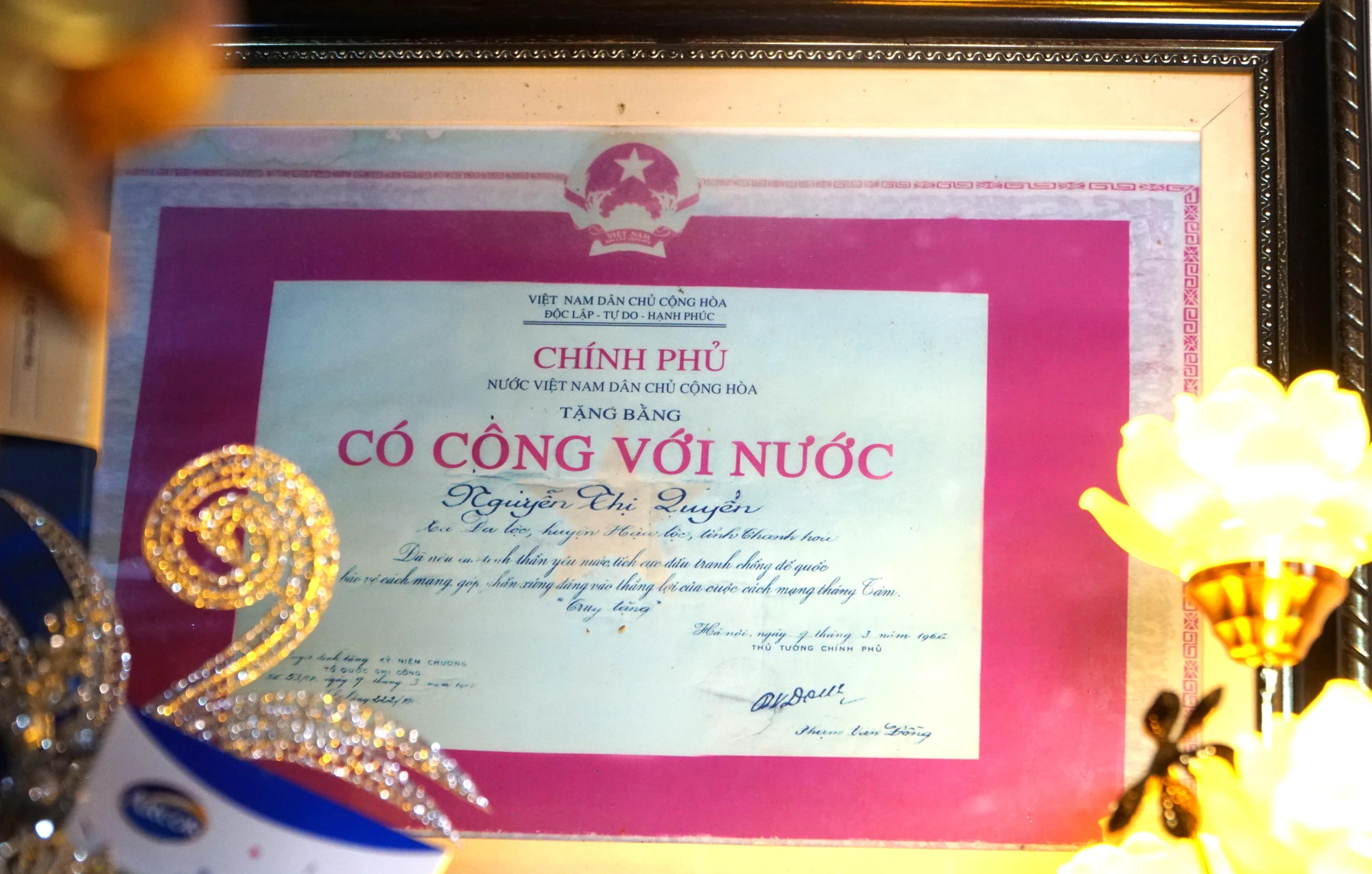 Ghi nhận đóng góp của Mẹ Tơm, Đảng, Nhà nước đã tặng Bằng Có công với nước. Ảnh: ĐẶNG TRUNG Ghi nhận đóng góp của Mẹ Tơm, Đảng, Nhà nước đã tặng Bằng Có công với nước. Ảnh: ĐẶNG TRUNG