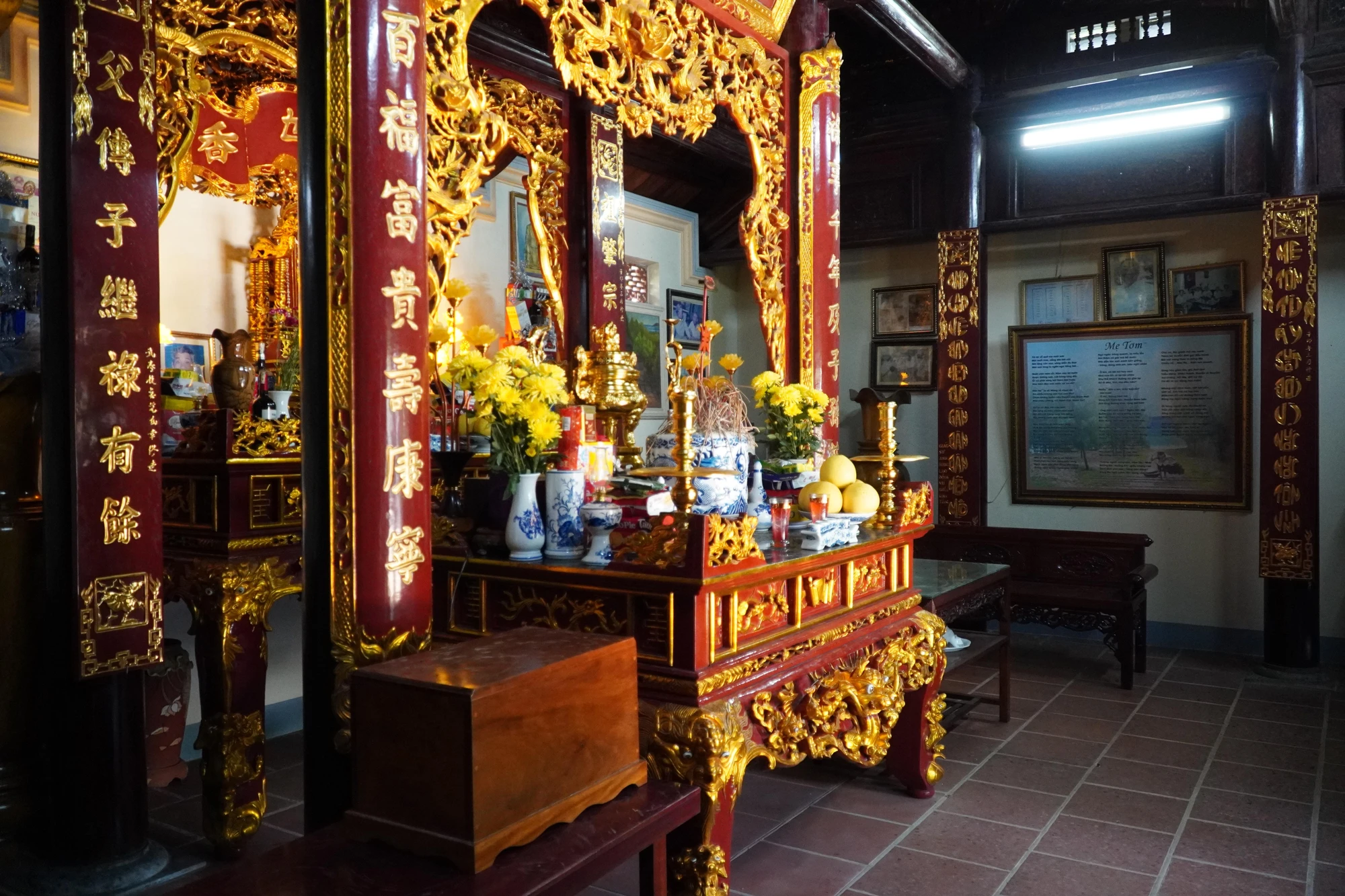 Nhà lưu niệm đã được xây dựng đẹp và trang nghiêm như một nhà thờ với mái lợp ngói đỏ, cột gỗ lim lên nước thời gian. Ảnh: ĐẶNG TRUNG Nhà lưu niệm đã được xây dựng đẹp và trang nghiêm như một nhà thờ với mái lợp ngói đỏ, cột gỗ lim lên nước thời gian. Ảnh: ĐẶNG TRUNG