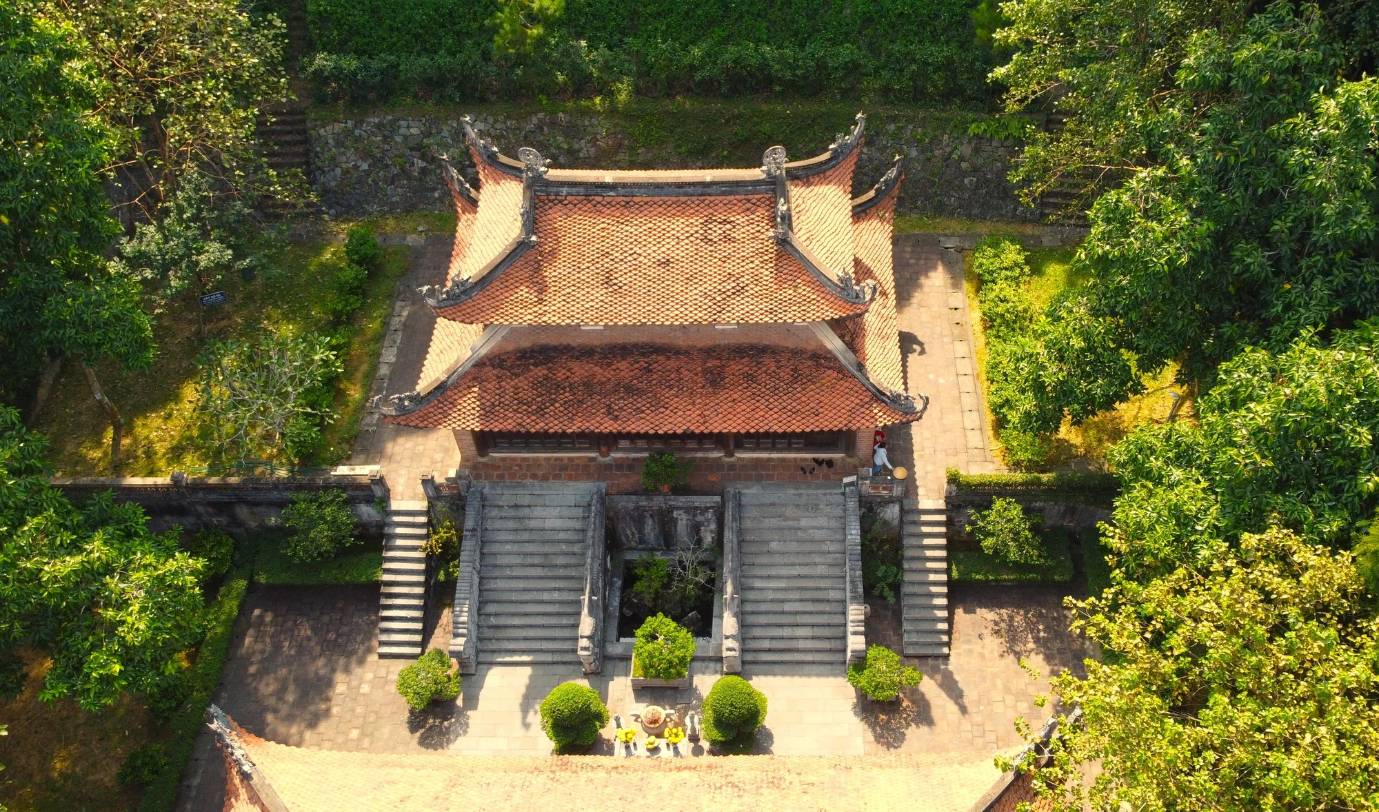 Hậu cung với lối kiến trúc 3 gian 2 chái được trang trí với nhiều bức tranh chạm nổi cầu kỳ, đẹp mắt. Hậu cung với lối kiến trúc 3 gian 2 chái được trang trí với nhiều bức tranh chạm nổi cầu kỳ, đẹp mắt.