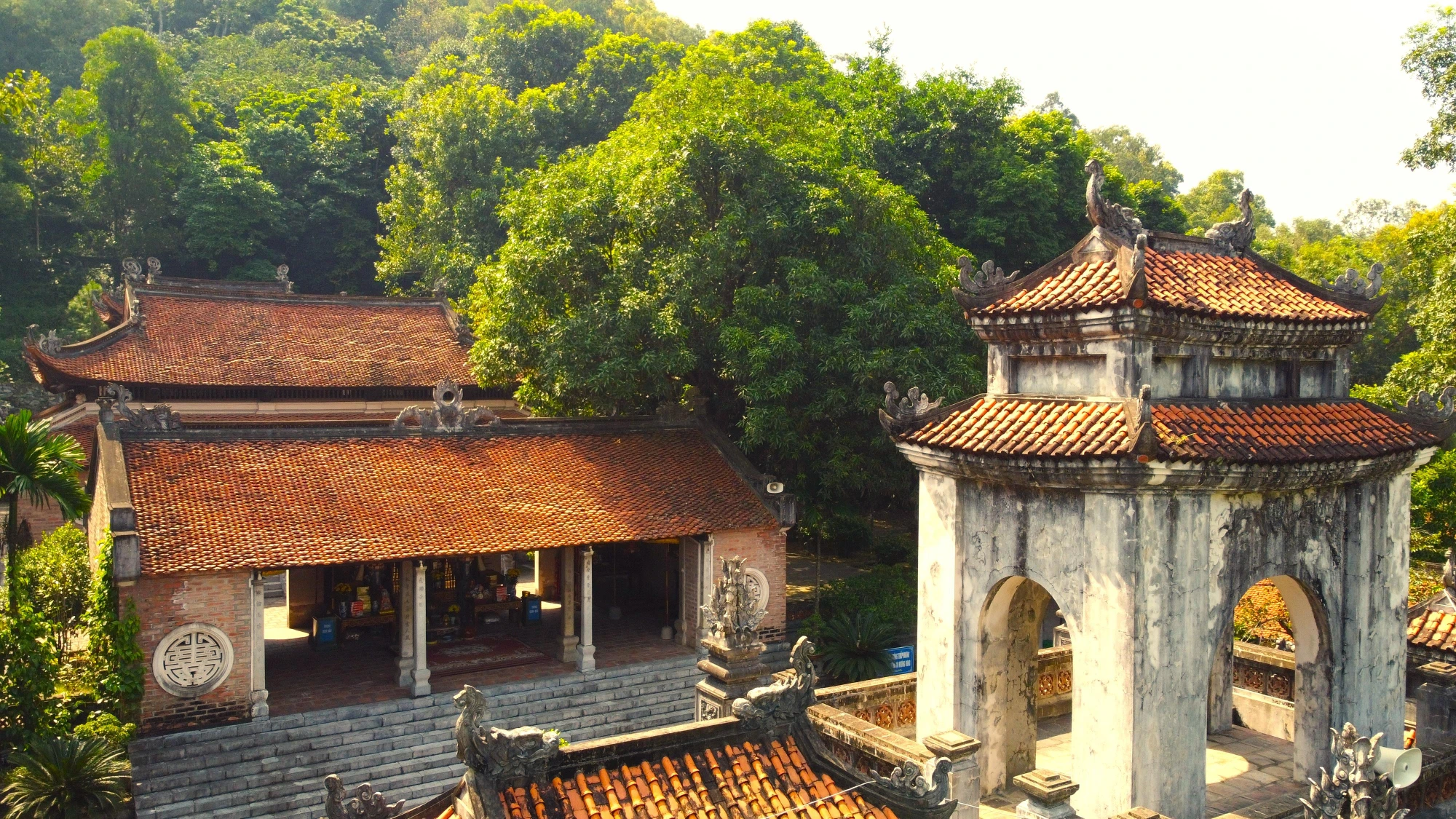 Đền Bà Triệu là điểm đến tâm linh để du khách chiêm bái, vãn cảnh. Đền Bà Triệu là điểm đến tâm linh để du khách chiêm bái, vãn cảnh.