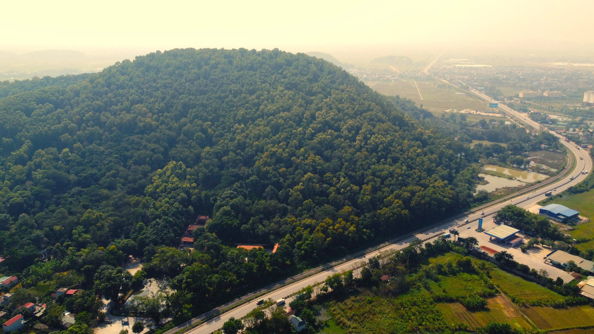 Tượng đài Bà Triệu cao 36m được làm bằng đồng đặt trên núi Gai Tượng đài Bà Triệu cao 36m được làm bằng đồng đặt trên núi Gai