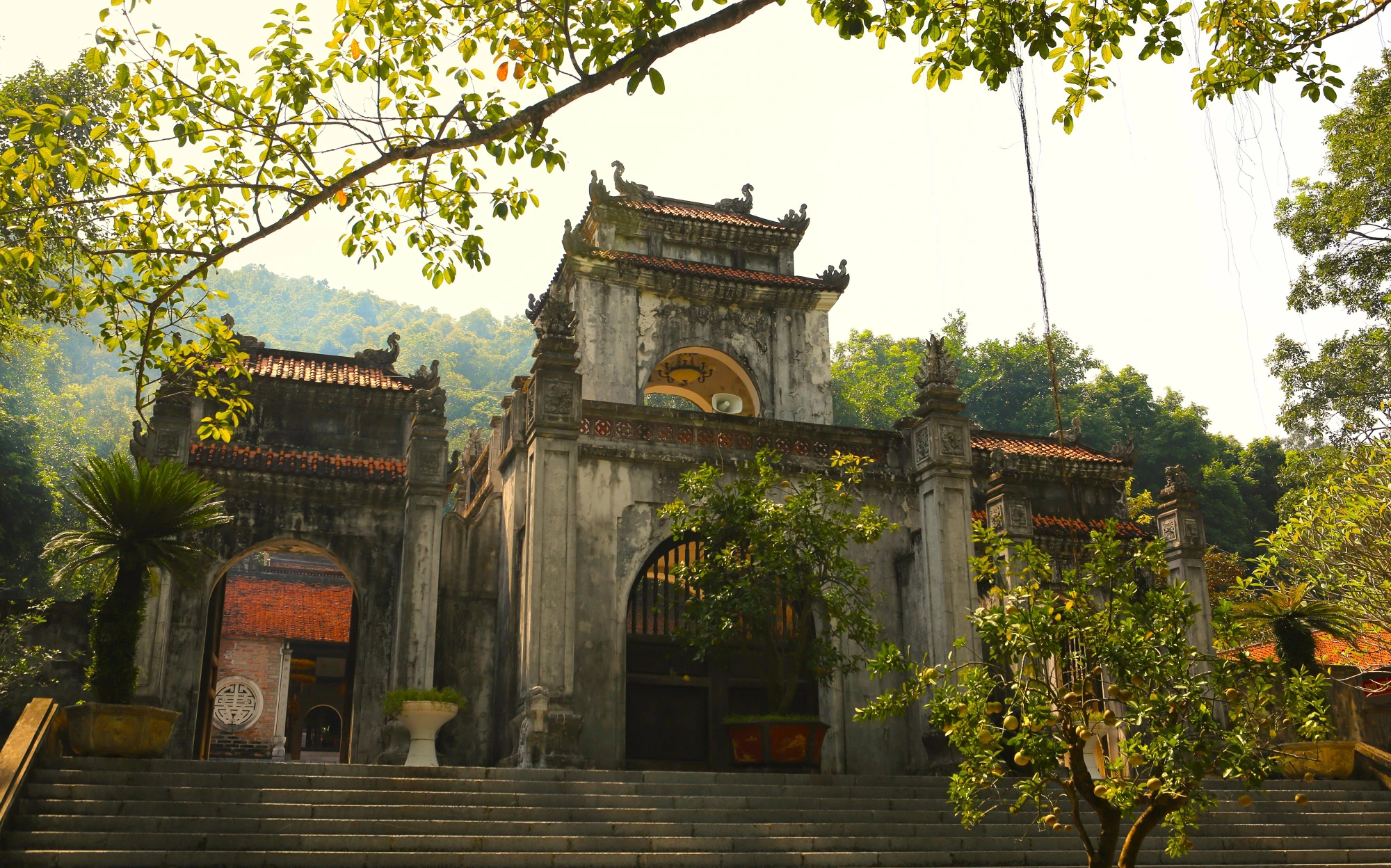 Nghi môn nội là nơi thường xuyên tổ chức những sự kiện, lễ hội quan trọng tại đền. Nghi môn nội là nơi thường xuyên tổ chức những sự kiện, lễ hội quan trọng tại đền.