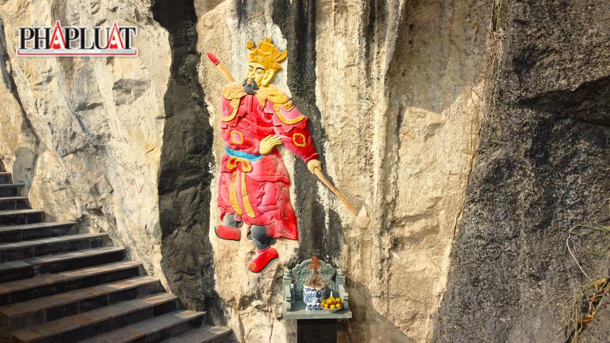 "Tất cả vết màu trên đó đã có từ lâu nhưng có phần mờ. Nhiều năm trước, người ta có tô lại, việc tô lại này cũng phải hơn 10 năm rồi"- ông Lợi cho hay.