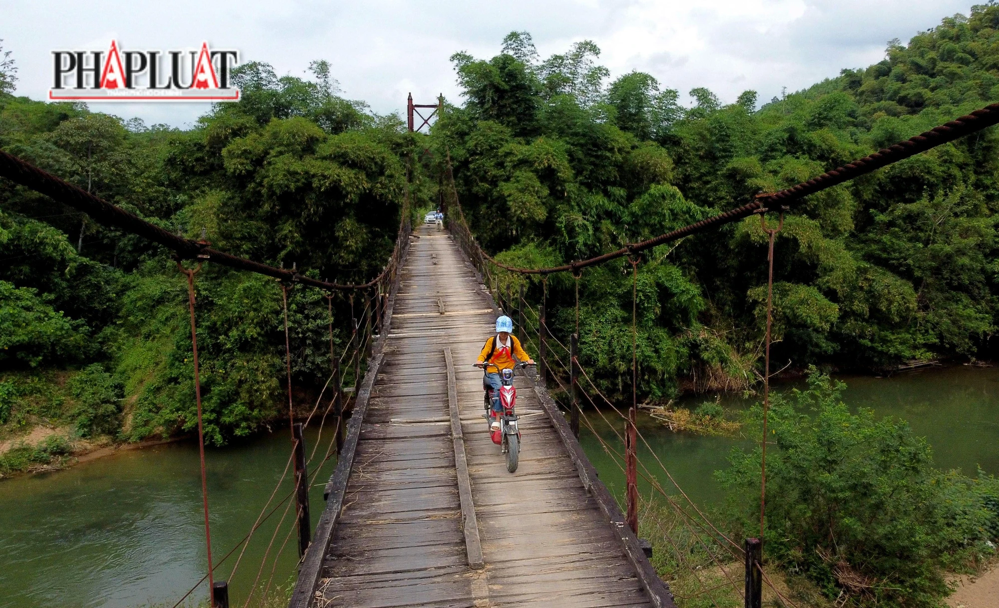 Trước thực trạng cầu xuống cấp nghiêm trọng, người dân hai địa phương Giao An và Giao Thiện mong muốn chính quyền địa phương quan tâm tu sửa hoặc xây cầu cứng mới để đảm bảo an toàn cho người dân qua lại. Trước thực trạng cầu xuống cấp nghiêm trọng, người dân hai địa phương Giao An và Giao Thiện mong muốn chính quyền địa phương quan tâm tu sửa hoặc xây cầu cứng mới để đảm bảo an toàn cho người dân qua lại.