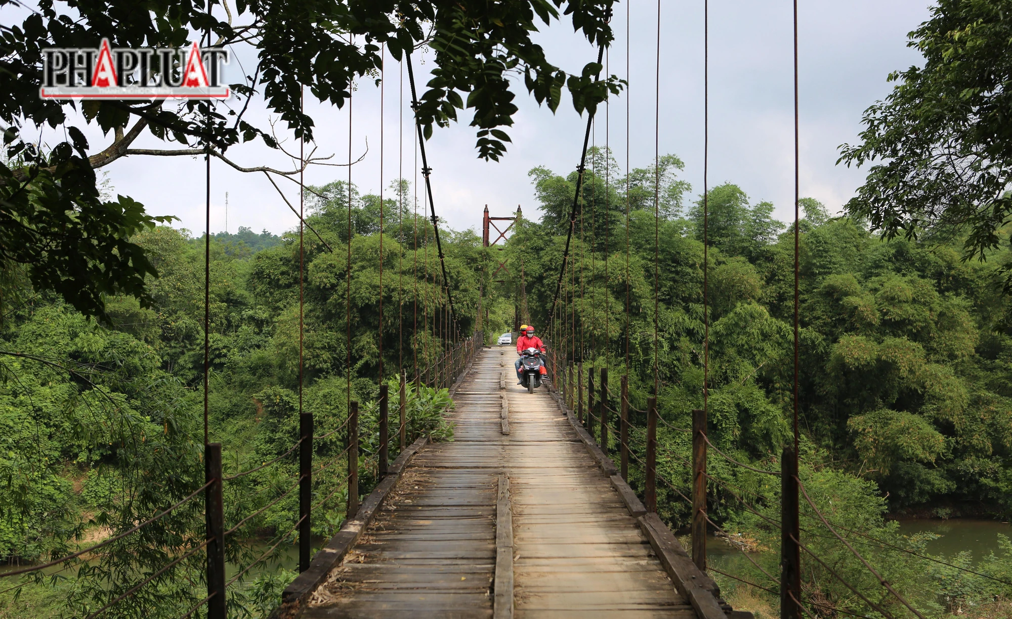 Đây là nguyên nhân được nhiều người dân cho biết dẫn đến mặt cầu bị rung lắc mạnh khi có một vài người và phương tiện đi qua lại. Đây là nguyên nhân được nhiều người dân cho biết dẫn đến mặt cầu bị rung lắc mạnh khi có một vài người và phương tiện đi qua lại.