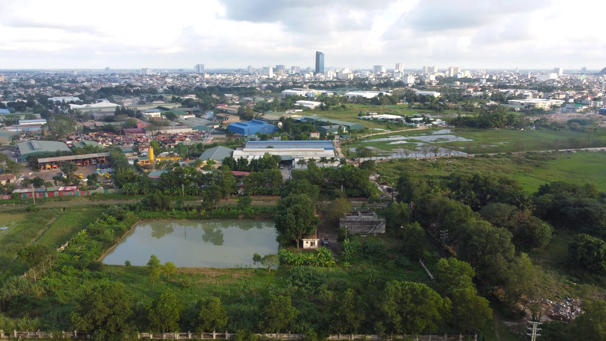 Trạm xử lý nước thải bỏ hoang suốt 20 năm giữa lòng thành phố khiến nhiều người cho rằng rất lãng phí. Trạm xử lý nước thải bỏ hoang suốt 20 năm giữa lòng thành phố khiến nhiều người cho rằng rất lãng phí.