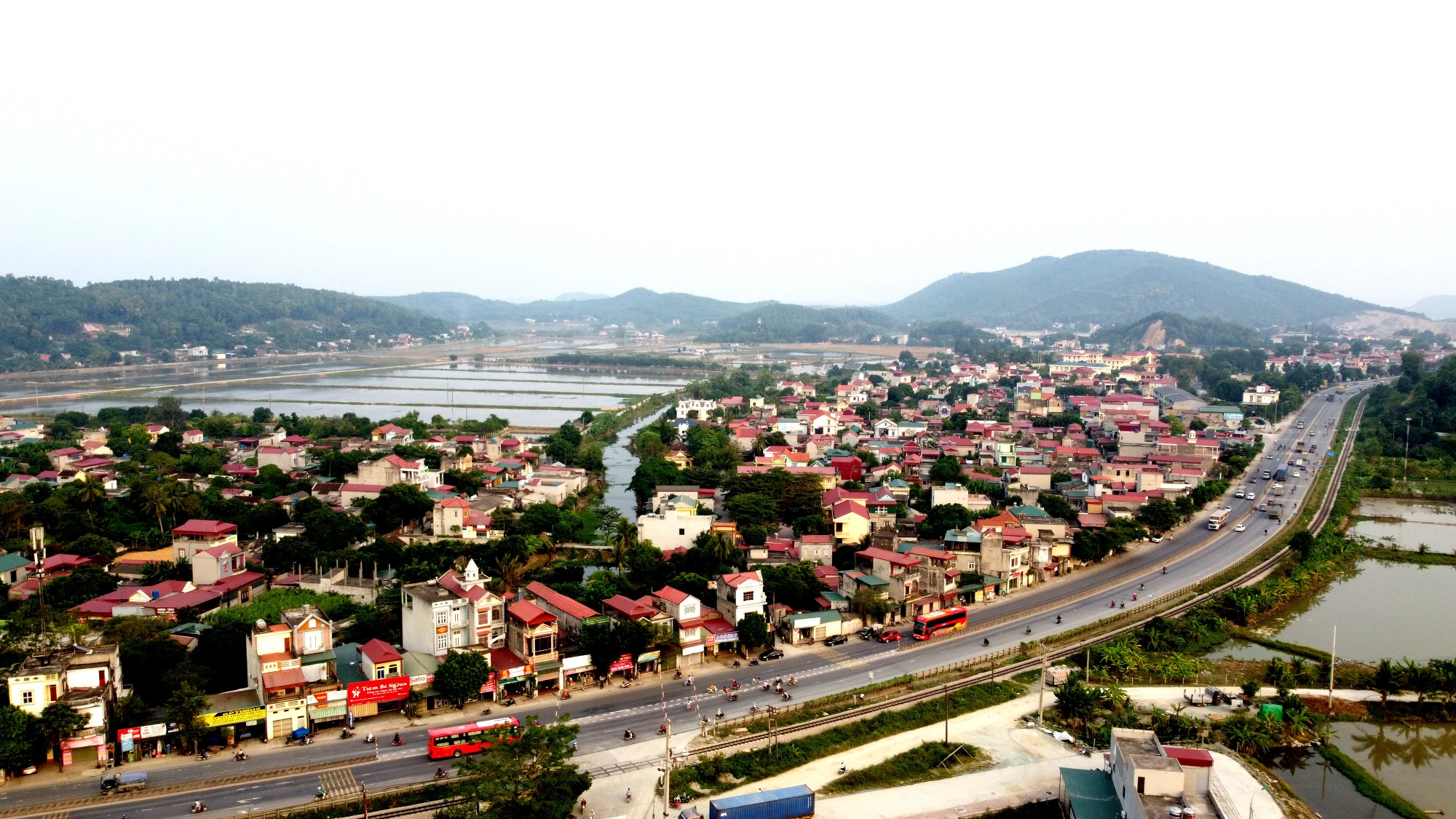Nhiều tuyến đường giao thông kết nối để tạo ra sự liên kết vùng và tạo không gian phát triển Hà Trung trong thời gian tới. Ảnh: ĐẶNG TRUNG Nhiều tuyến đường giao thông kết nối để tạo ra sự liên kết vùng và tạo không gian phát triển Hà Trung trong thời gian tới. Ảnh: ĐẶNG TRUNG