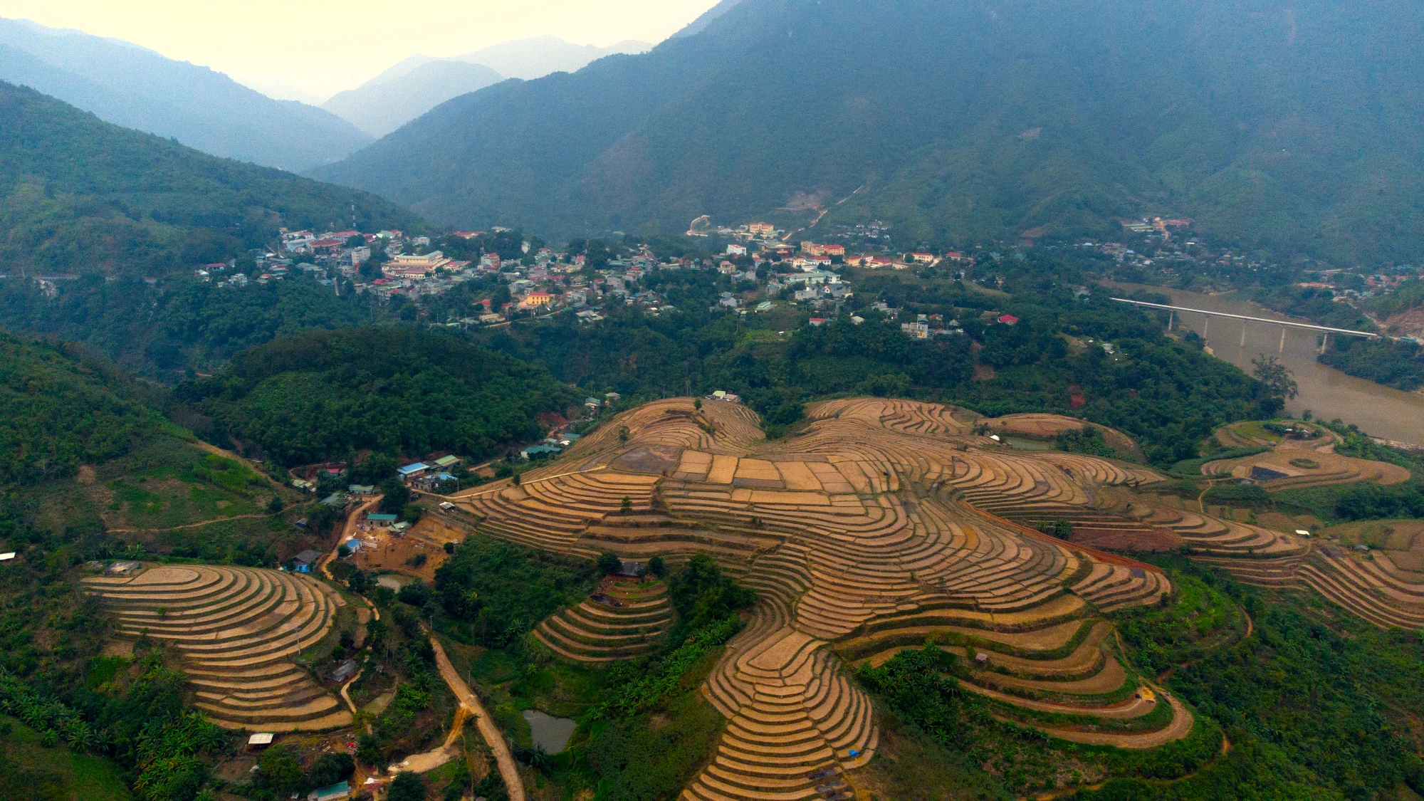 Ở mỗi góc nhìn khác nhau, thì ruộng bậc thang ở Pom Khuông (Tam Chung) đang trở thành điểm đến của khách du lịch ưa khám phá.