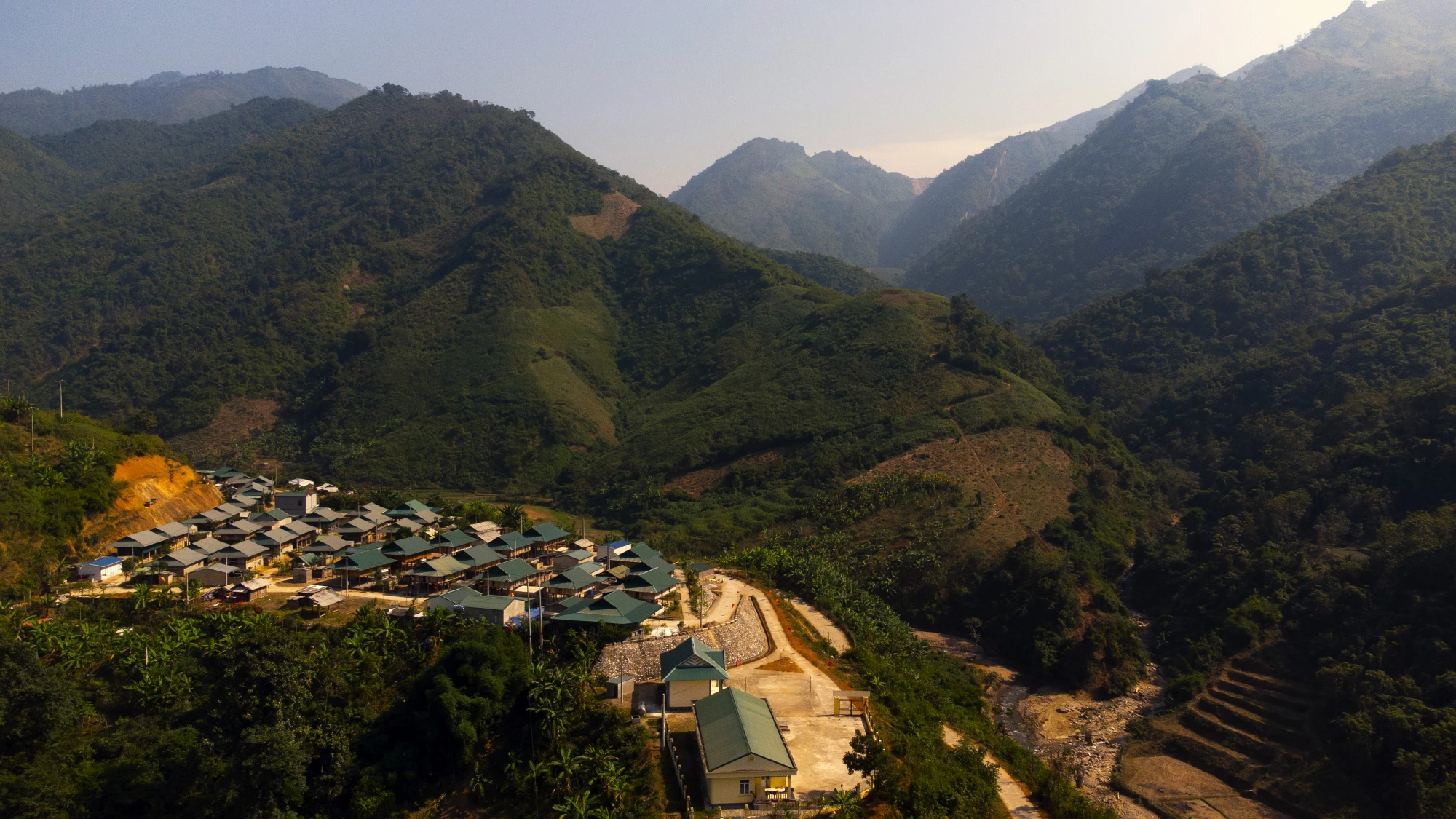 Có khi ở đó giữa núi rừng điệp trùng ấy là những bản làng người Thái nằm bình yên lọt thỏm bên dòng suối nhỏ, nhưng cũng chất chứa những điều bí ẩn vẫn chưa được du khách khám phá.