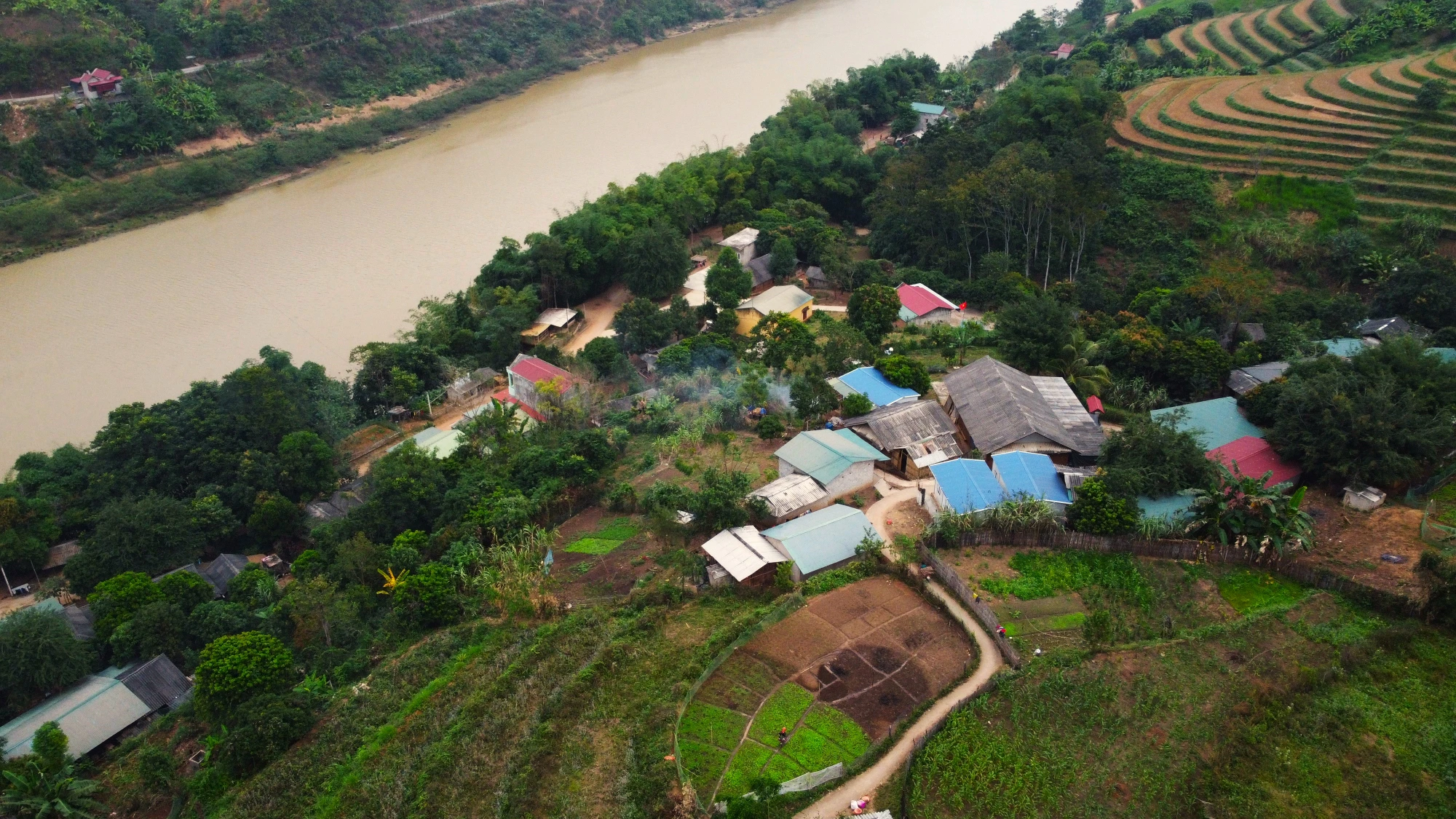Là những bản làng của người Mông nằm bên dòng sông Mã là khói lam chiều tỏa lên mang lại cảm giác thư thái bình yên đến lạ lẫm.