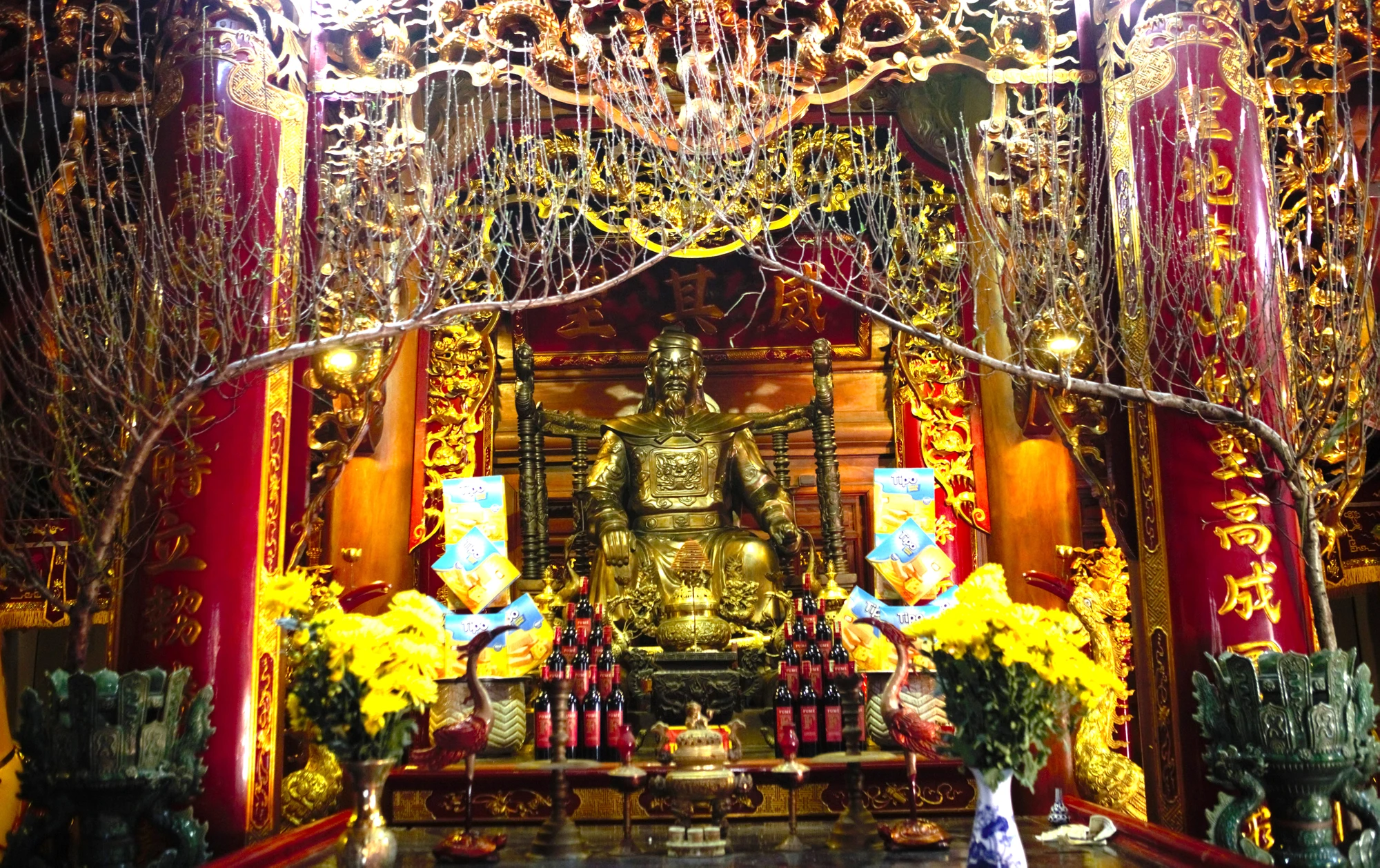 Cung thờ Đức Thánh Trần Triều được bày trí tỉ mỉ khi Tết Nguyên Đán cận kề.