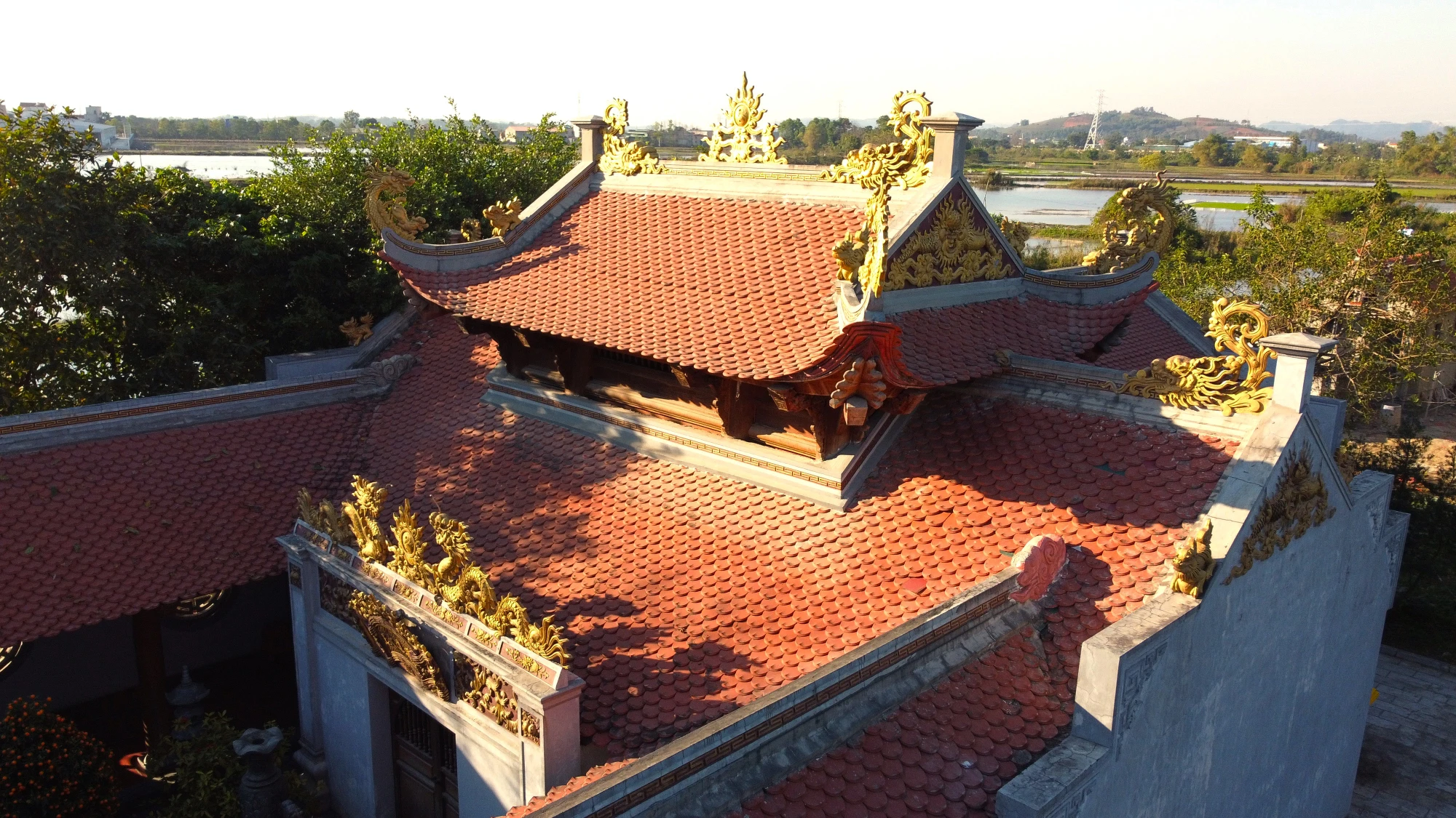 Đến nơi đây, du khách không chỉ tìm hiểu về lịch sử hình thành của đền mà còn được chiêm ngưỡng lối kiến trúc độc đáo.