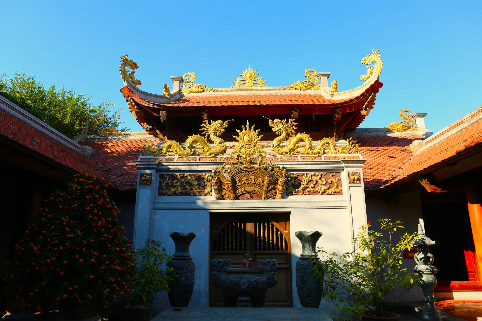 Du khách đến thường dành thời gian để ngắm Thiên tỉnh đón nắng gió trời, điều hòa âm dương.