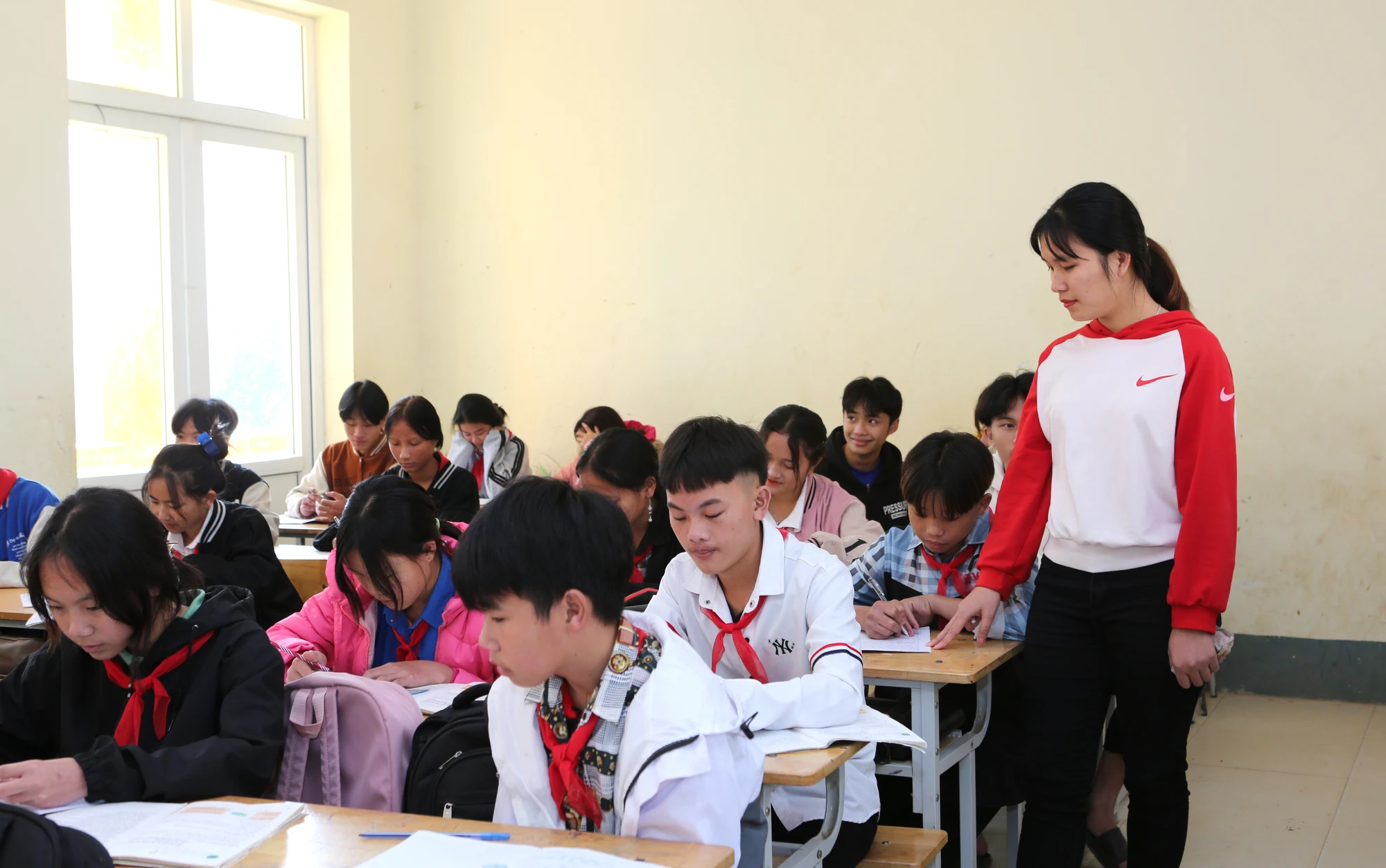 Sau mỗi ngày trong hành trình đi tìm con chữ của học sinh vùng cao, thì cô giáo Nguyễn Thị Nhị Hoa cùng với học trò lại dành thời gian chăm sóc vườn rau xanh. Ảnh: ĐẶNG TRUNG Sau mỗi ngày trong hành trình đi tìm con chữ của học sinh vùng cao, thì cô giáo Nguyễn Thị Nhị Hoa cùng với học trò lại dành thời gian chăm sóc vườn rau xanh. Ảnh: ĐẶNG TRUNG