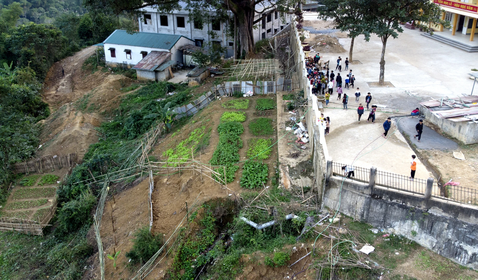 Nhưng dù là với địa hình dốc cũng không không thể làm khó được những đôi bàn tay cần cù chịu khó của chính các thầy cô, học sinh đã làm nên luống rau xanh mướt ở vùng đất biên giới còn đầy rẫy những khó khăn này. Ảnh: ĐẶNG TRUNG Nhưng dù là với địa hình dốc cũng không không thể làm khó được những đôi bàn tay cần cù chịu khó của chính các thầy cô, học sinh đã làm nên luống rau xanh mướt ở vùng đất biên giới còn đầy rẫy những khó khăn này. Ảnh: ĐẶNG TRUNG