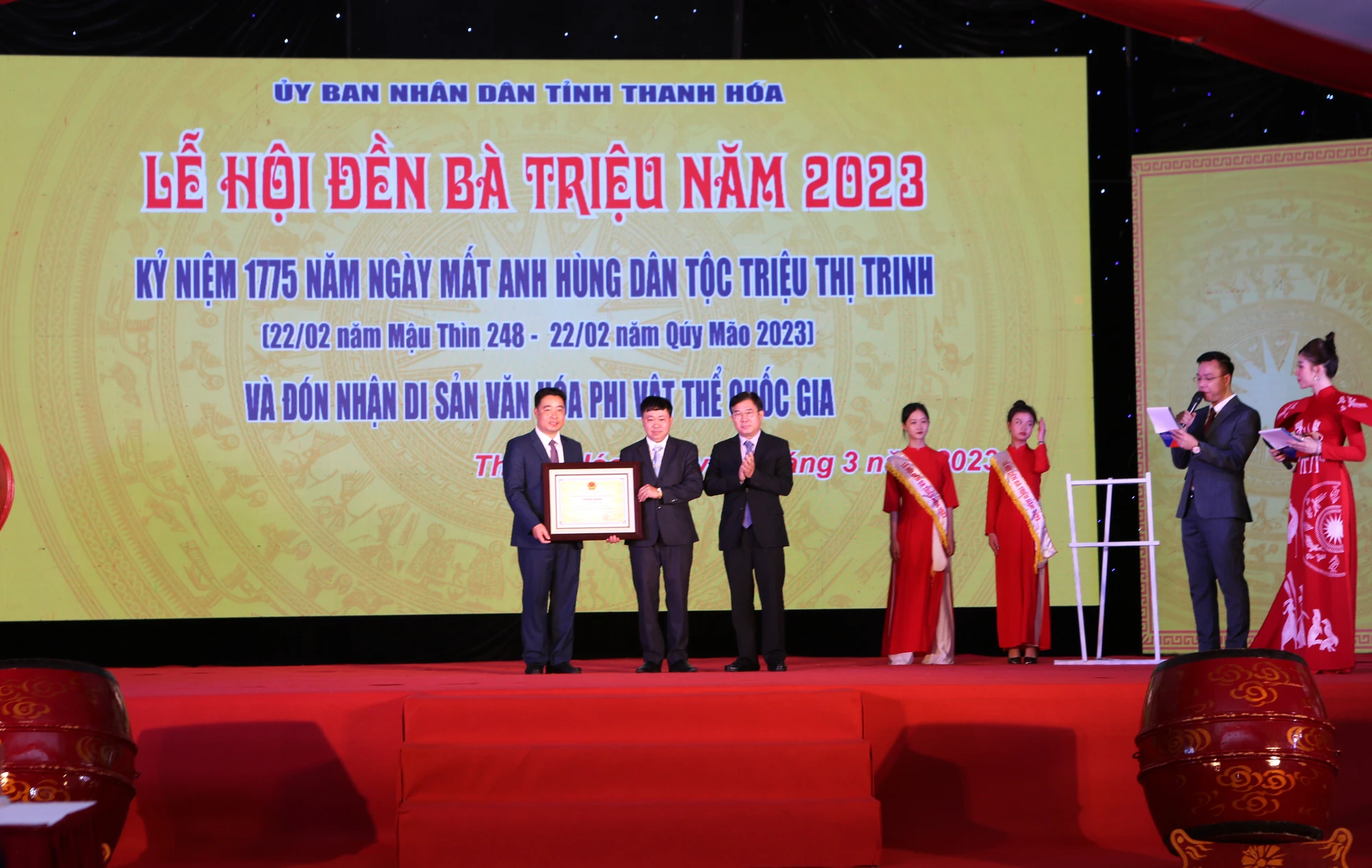 Ông Nông Quốc Thành, Phó cục trưởng Cục Di sản thay mặt lãnh đạo Bộ VH-TT&amp;DL trao chứng nhận danh hiệu Di sản phi vật thể quốc gia Lễ hội đền Bà Triệu cho đại diện tỉnh Thanh Hóa. Ảnh: ĐẶNG TRUNG