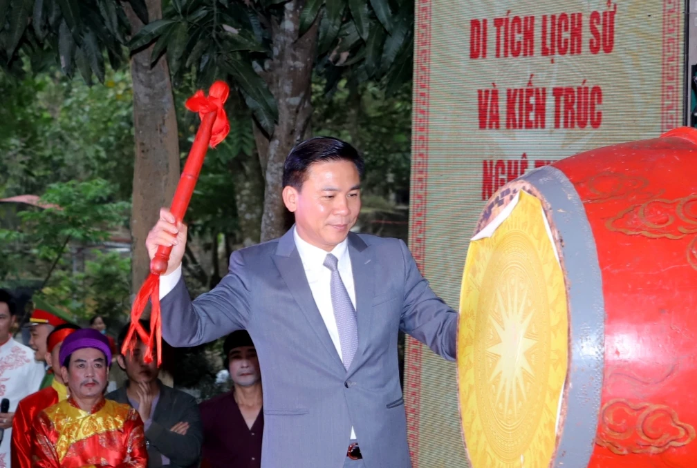 Bí thư Tỉnh ủy tỉnh Thanh Hóa, ông Đỗ Trọng Hưng đánh trống chính thức mở Lễ khai hội đền Bà Triệu năm 2023 nhân kỷ niệm 1775 năm ngày mất Anh hùng dân tộc Triệu Thị Trinh. Ảnh: ĐẶNG TRUNG
