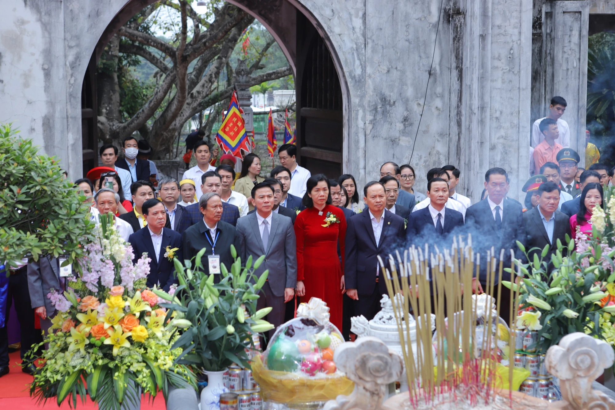 Ngay từ sáng sớm lãnh đạo Bộ VH-TT&amp;DL, Trung ương Hội LHPN Việt Nam và tỉnh Thanh Hóa thành kính thực hiện nghi thức cáo yết trước khi diễn ra Lễ hội Đền Bà Triệu năm 2023. Ảnh: ĐẶNG TRUNG