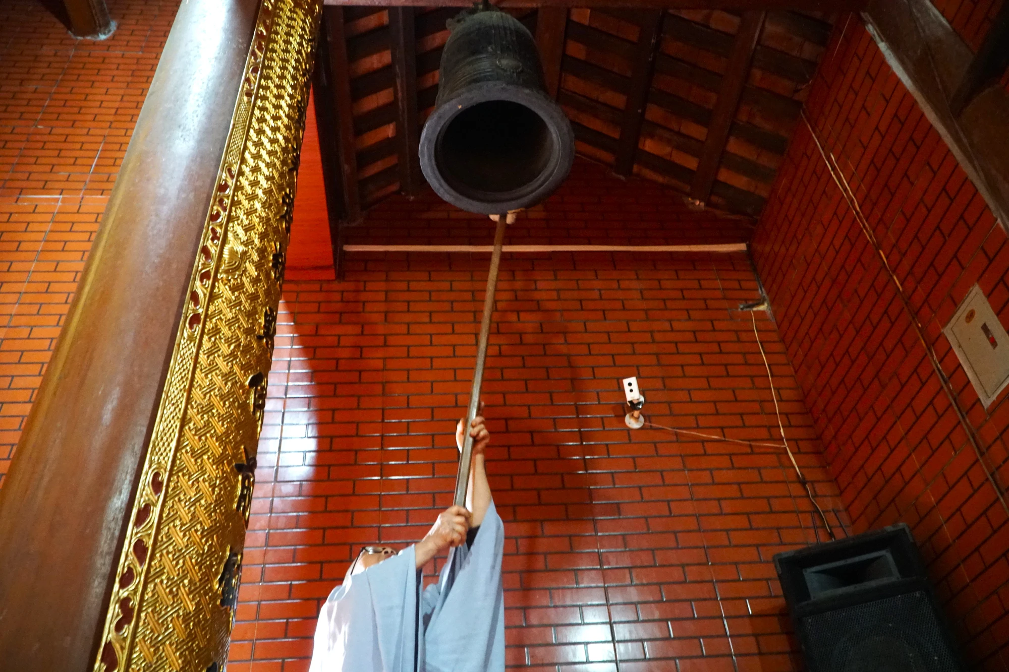 Tiếng chuông khi ngân vang lên từ Chùa Long Cảm khoảng cách 200 người dân địa phương đều nghe thấy mỗi ngày mang lại cảm giác bình yên ở vùng đất Trang Các. Ảnh: ĐẶNG TRUNG Tiếng chuông khi ngân vang lên từ Chùa Long Cảm khoảng cách 200 người dân địa phương đều nghe thấy mỗi ngày mang lại cảm giác bình yên ở vùng đất Trang Các. Ảnh: ĐẶNG TRUNG