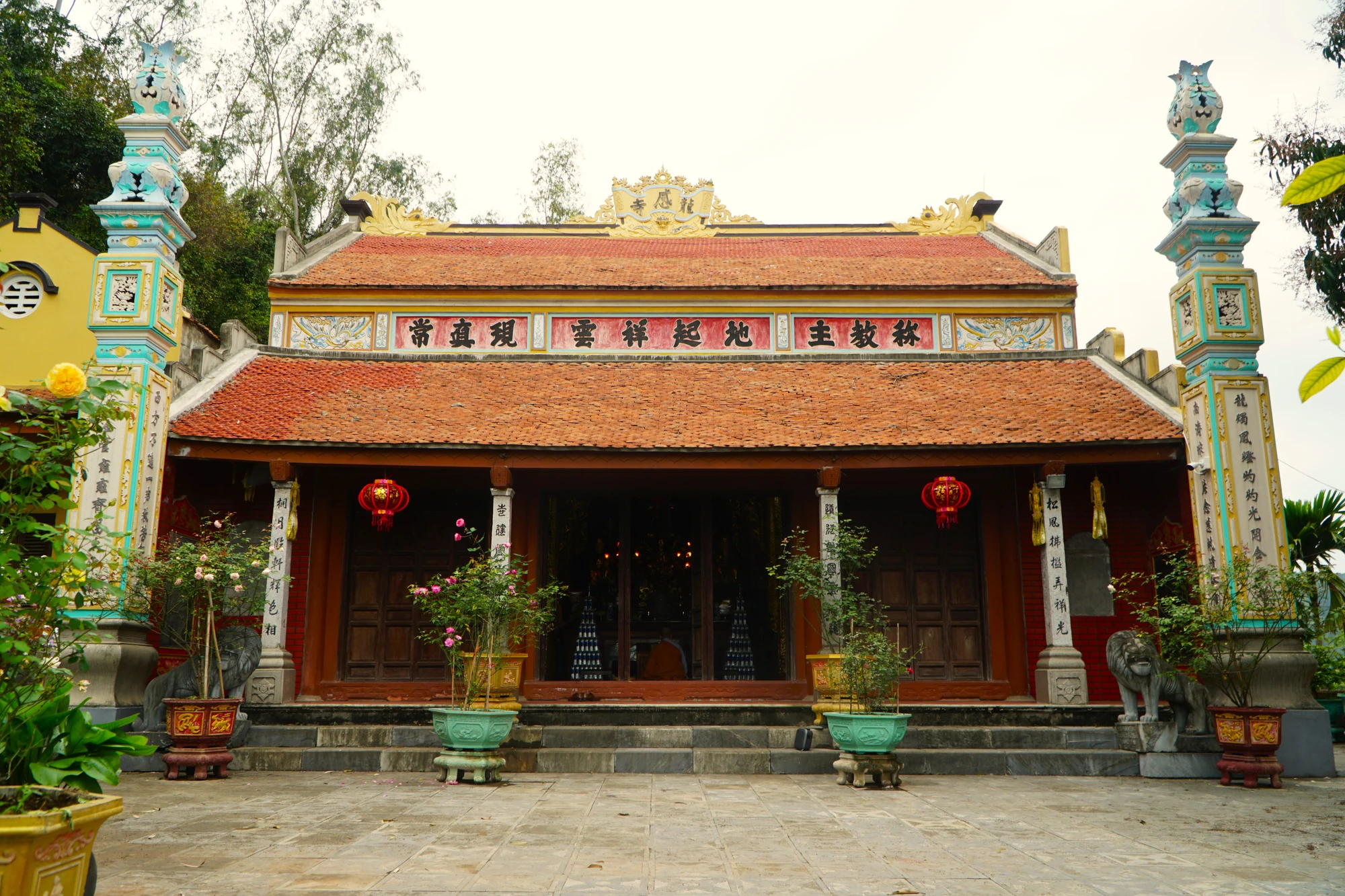 Chùa Long Cảm đến tận ngày nay dù trải qua nhiều lần tu bổ, tôn tạo nhưng theo Sư thầy trụ trì Thích Đàm Quang ngôi chùa vẫn được giữ nguyên như kiến trúc ban đầu. Ảnh: ĐẶNG TRUNG Chùa Long Cảm đến tận ngày nay dù trải qua nhiều lần tu bổ, tôn tạo nhưng theo Sư thầy trụ trì Thích Đàm Quang ngôi chùa vẫn được giữ nguyên như kiến trúc ban đầu. Ảnh: ĐẶNG TRUNG