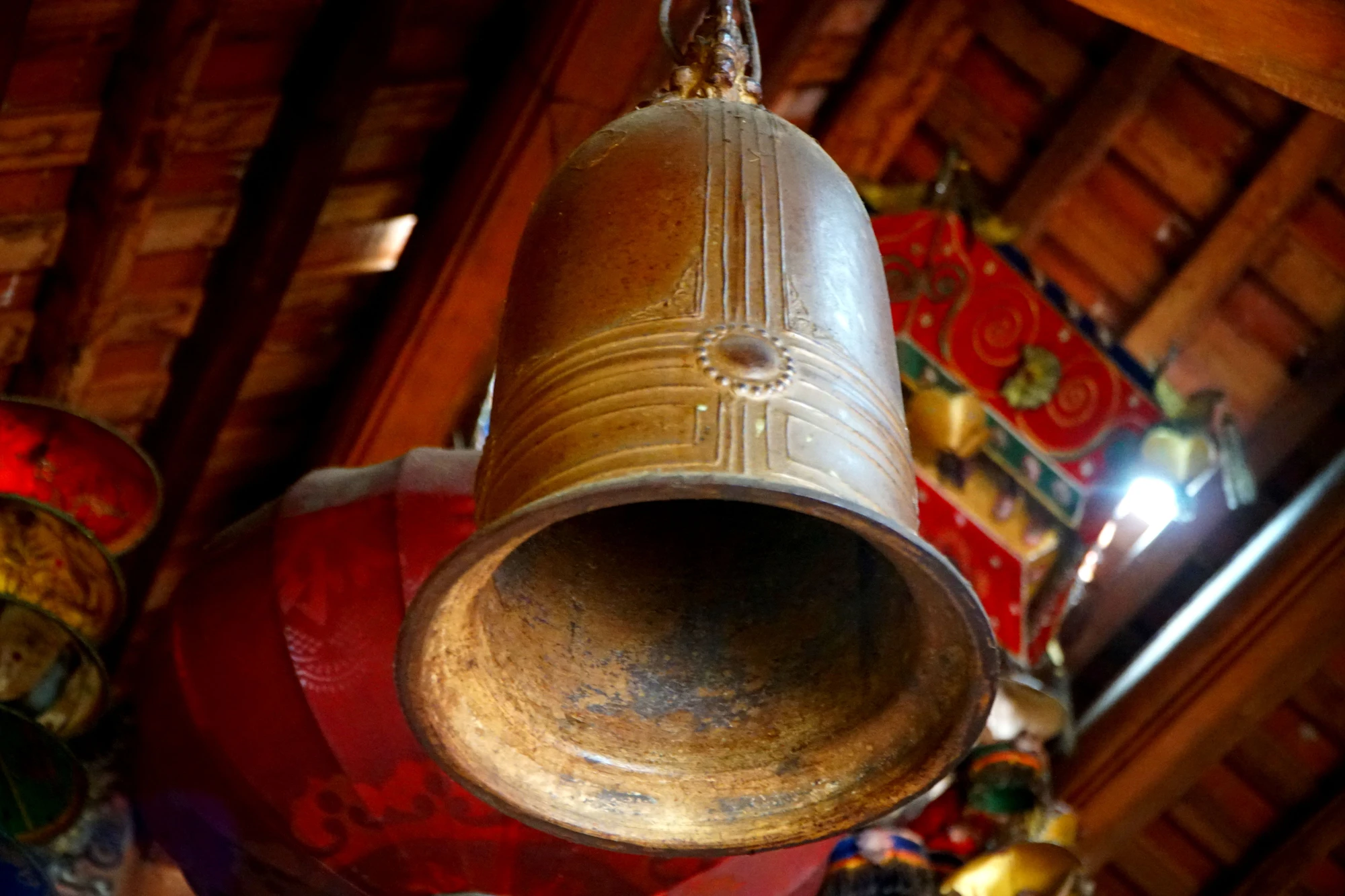 Không chỉ có hai khánh đá cổ, ở chùa Long Cảm còn có quả chuông được đúc hơn 200 năm trước nặng 70kg. Ảnh: ĐẶNG TRUNG Chùa Long Cảm