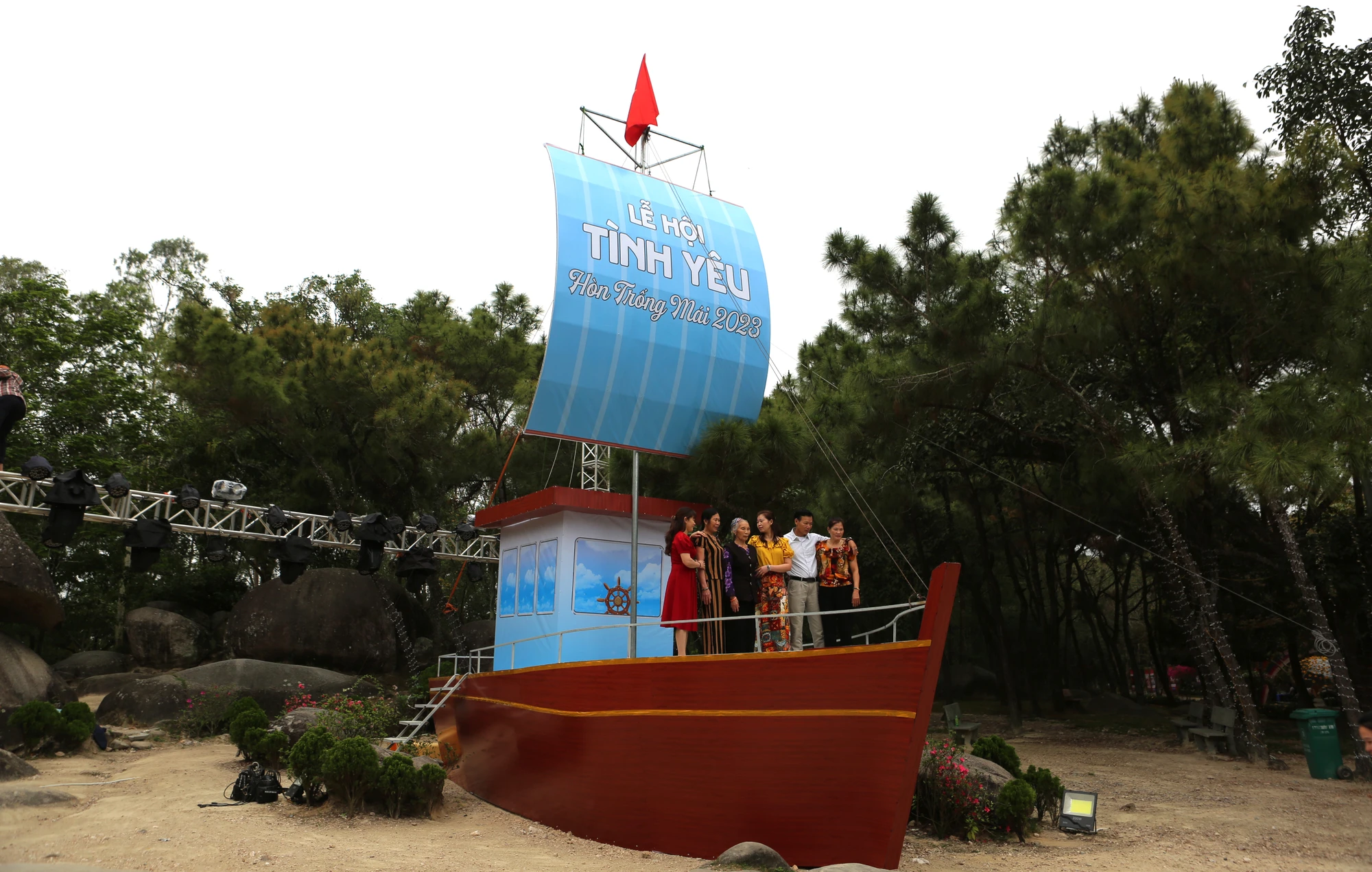 Con thuyền được đặt ngay bên hông sân khấu chính là biểu tượng cho tình yêu đôi lứa. Ảnh: ĐẶNG TRUNG Con thuyền được đặt ngay bên hông sân khấu chính là biểu tượng cho tình yêu đôi lứa. Ảnh: ĐẶNG TRUNG