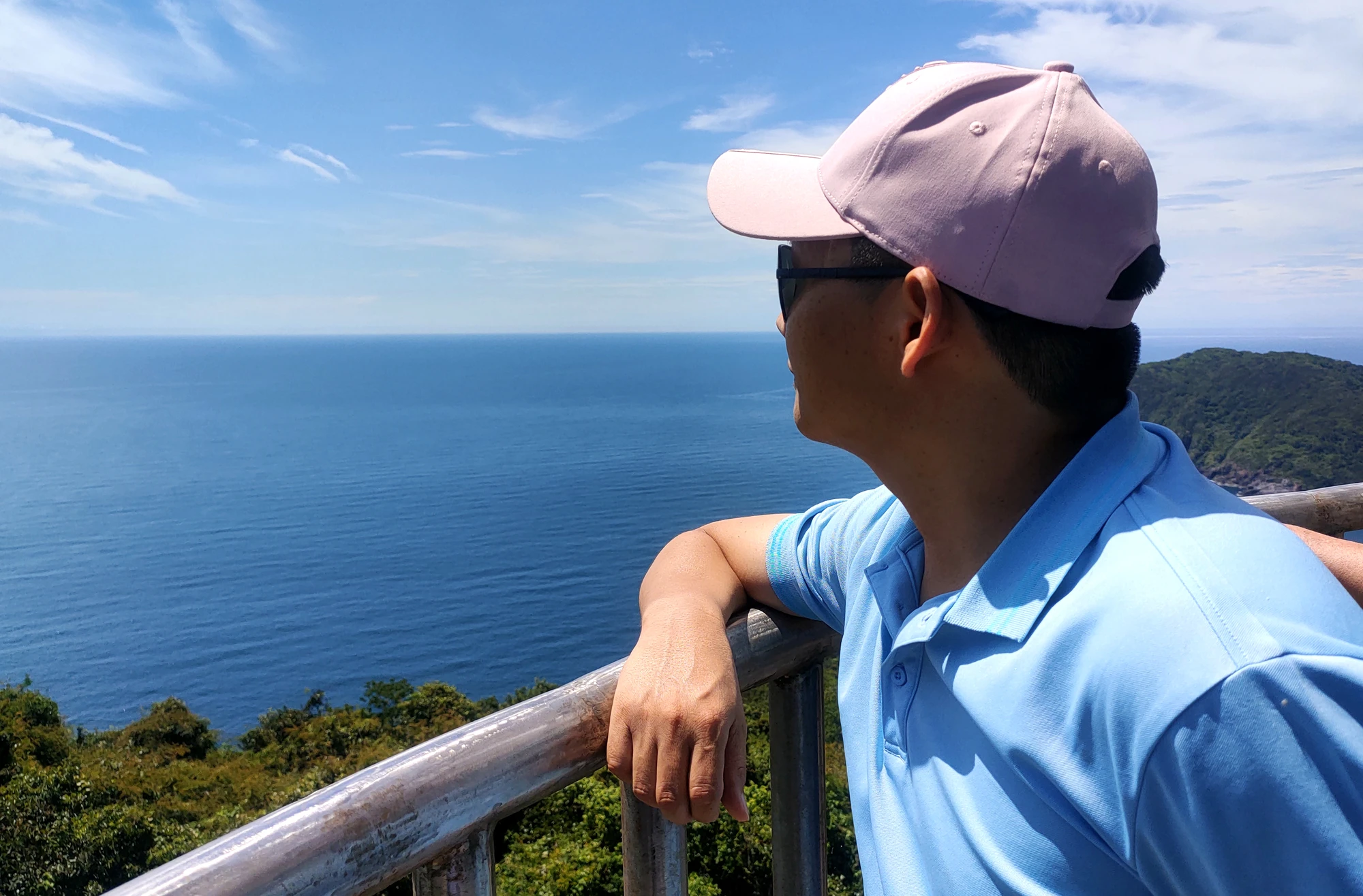 Từ ngọn hải đăng Hòn Mê du khách được chiêm ngưỡng những hòn đỏ lớn nhỏ nằm giữa đại dương bao la xanh biếc. Ảnh: ĐẶNG TRUNG Từ ngọn hải đăng Hòn Mê du khách được chiêm ngưỡng những hòn đỏ lớn nhỏ nằm giữa đại dương bao la xanh biếc. Ảnh: ĐẶNG TRUNG