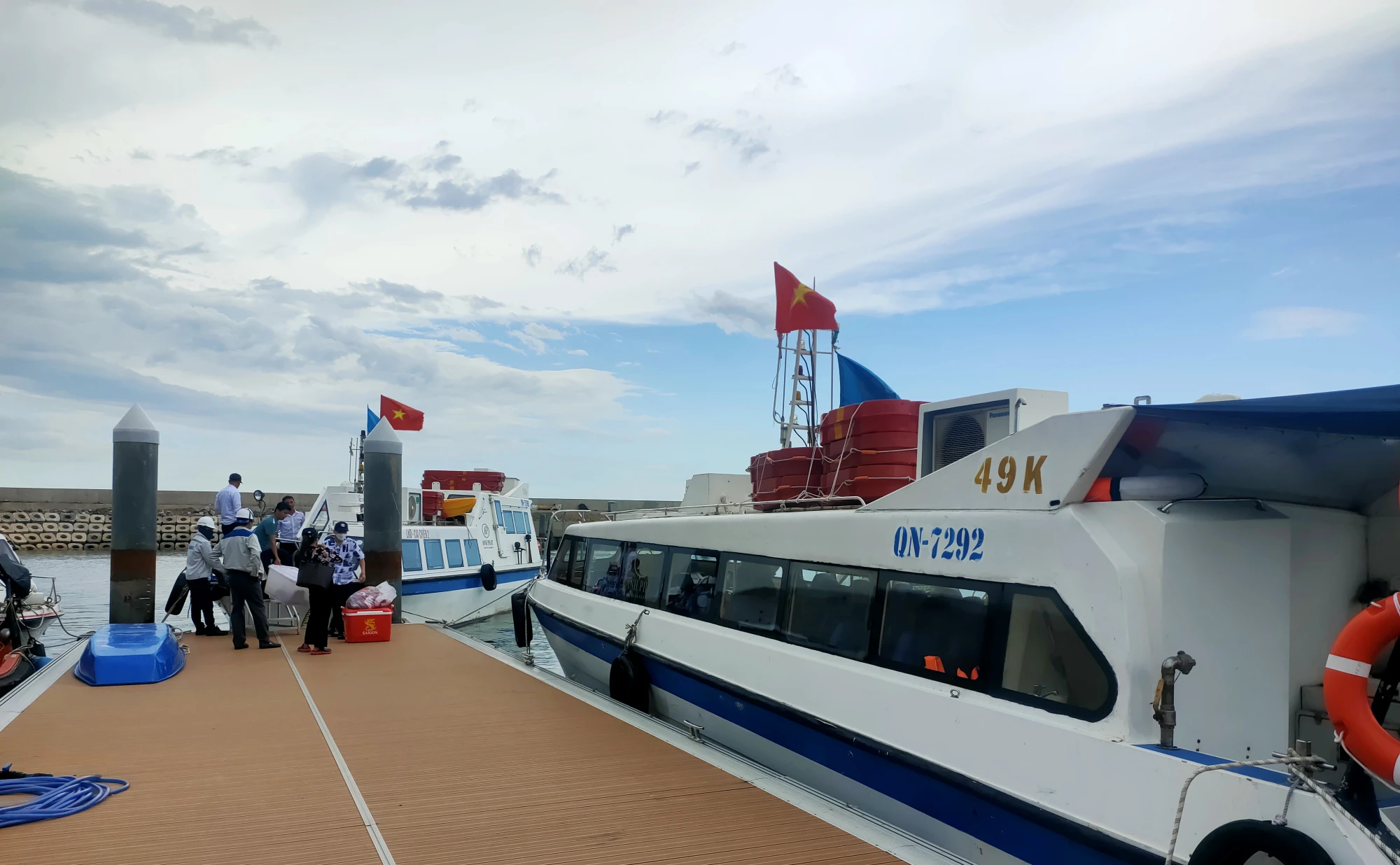 Từ bến thuyền bao quanh là một bầu trời xanh ngắt, xen lẫn cả sự tự hào với Lá cờ đảo sao vàng tung bay phấp phới và du khách bắt đầu những trải nghiệm đầu tiên của mình như một niềm tự hào được đặt chân đến nơi đây. Ảnh: ĐẶNG TRUNG Từ bến thuyền bao quanh là một bầu trời xanh ngắt, xen lẫn cả sự tự hào với Lá cờ đảo sao vàng tung bay phấp phới và du khách bắt đầu những trải nghiệm đầu tiên của mình như một niềm tự hào được đặt chân đến nơi đây. Ảnh: ĐẶNG TRUNG