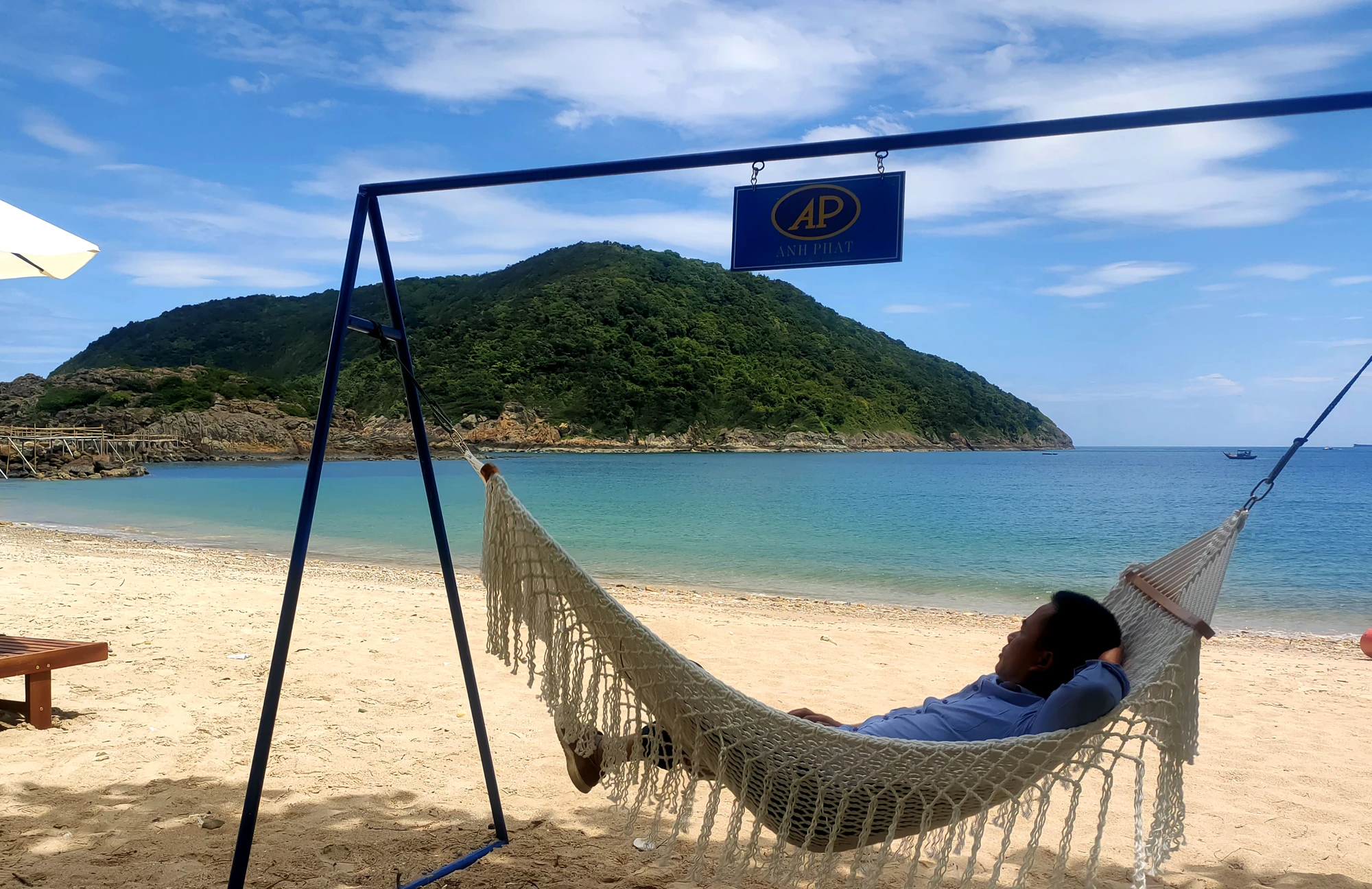 Và đó là những giây phút thảnh thơi bên bờ biển hoang sơ, hòa mình vào không gian biển trời quê hương trong tim thổn thức. Ảnh: ĐẶNG TRUNG Và đó là những giây phút thảnh thơi bên bờ biển hoang sơ, hòa mình vào không gian biển trời quê hương trong tim thổn thức. Ảnh: ĐẶNG TRUNG