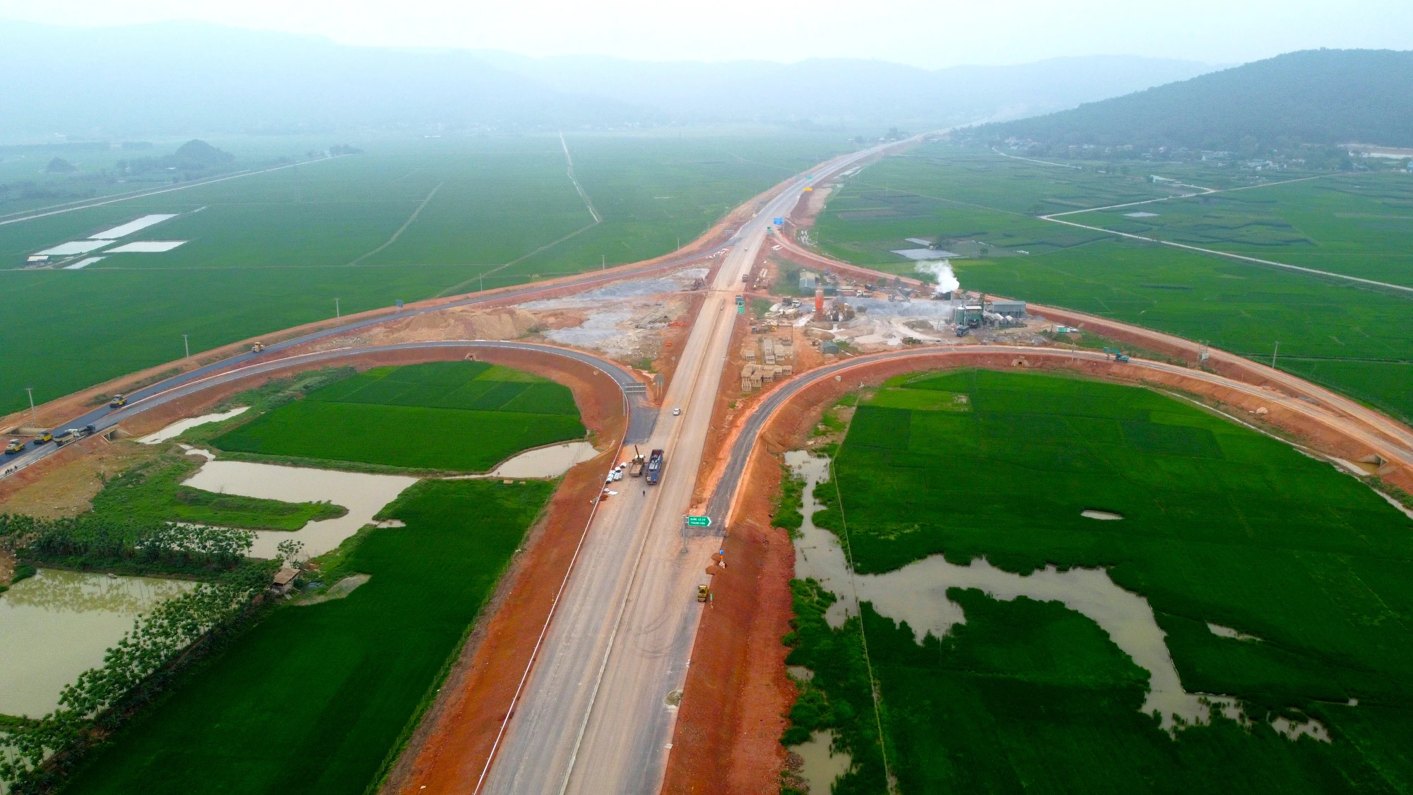 Sau khi dự án trên hoàn thành, sẽ có ba nút giao gồm Gia Miêu (ở xã Hà Long, huyện Hà Trung), nút giao Quốc lộ 217 (ở xã Hà Lĩnh, huyện Hà Trung) và nút giao Đông Xuân (ở xã Đông Minh, huyện Đông Sơn). Ảnh: ĐẶNG TRUNG Cao tốc Bắc Nam đoạn Mai Sơn – Quốc lộ 45 thông xe 30-4