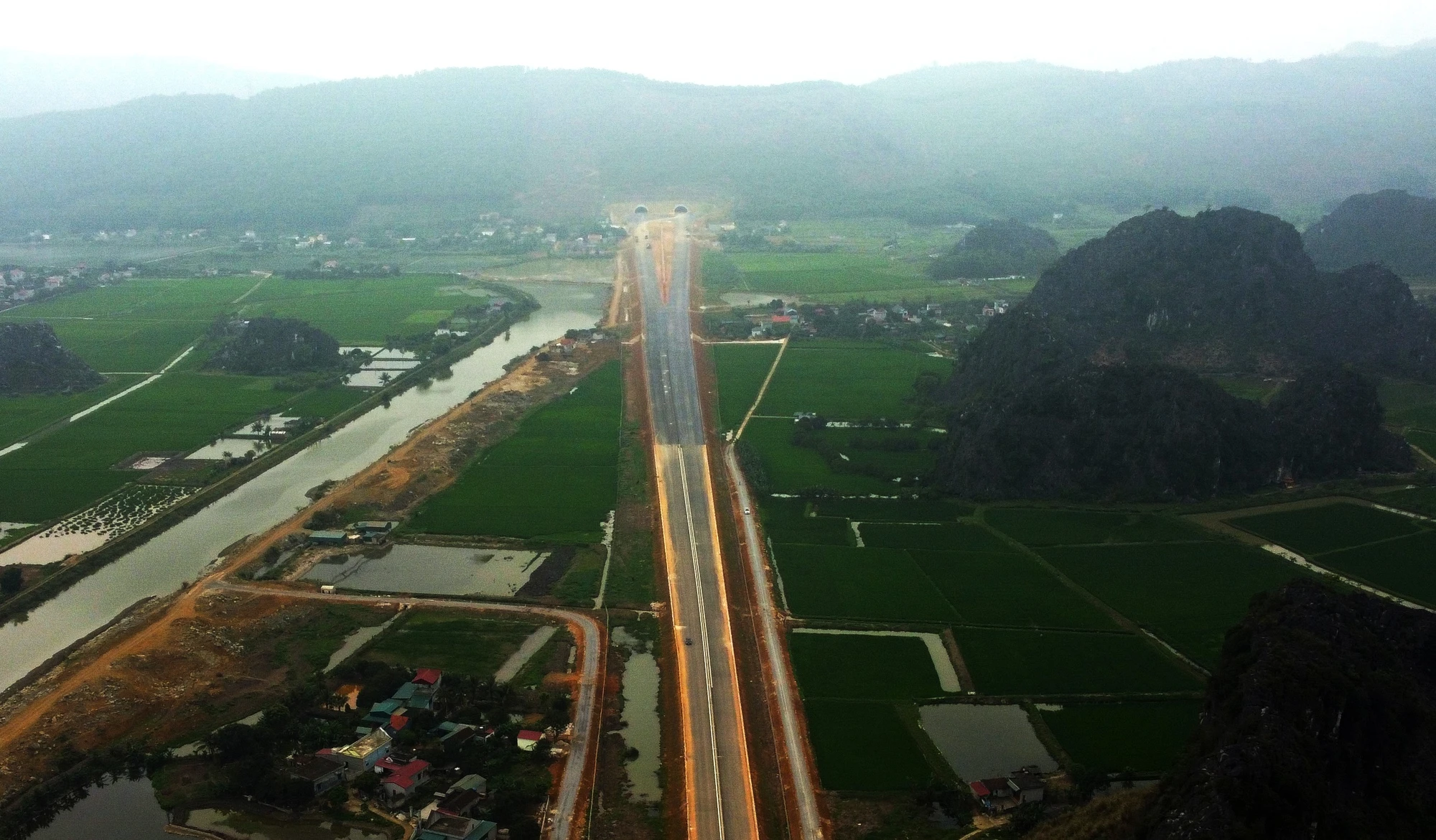 Hầm Thung Thi nhìn từ địa bàn xã Hà Tiến (Hà Trung). Ảnh: ĐẶNG TRUNG Cao tốc Bắc Nam đoạn Mai Sơn – Quốc lộ 45 thông xe 30-4