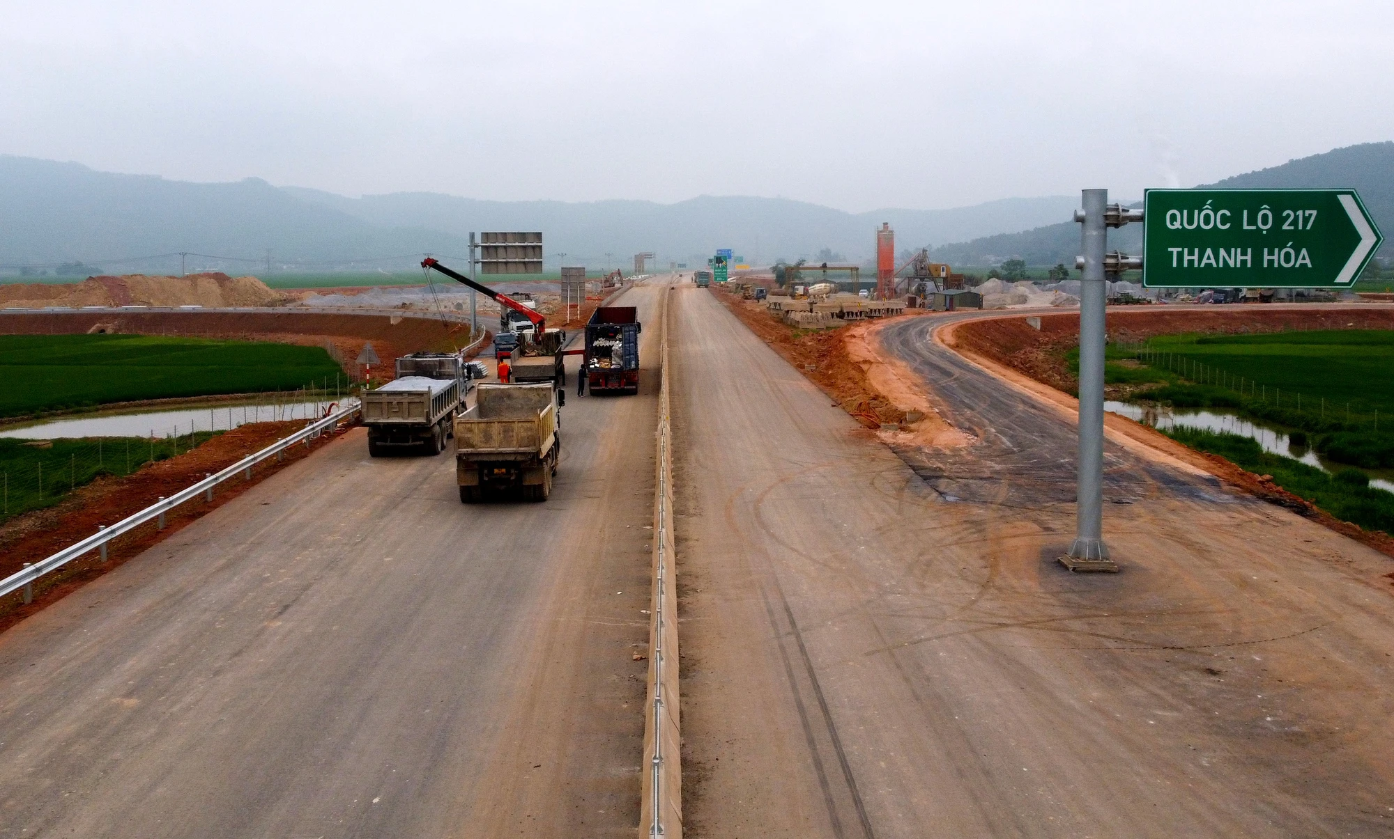 Nút giao thông Quốc lộ 217 đang được các nhà thầu gấp rút thi công dự kiến hoàn thiện trước thời điểm dự kiến thông xe. Ảnh: ĐẶNG TRUNG Cao tốc Bắc Nam đoạn Mai Sơn – Quốc lộ 45 thông xe 30-4