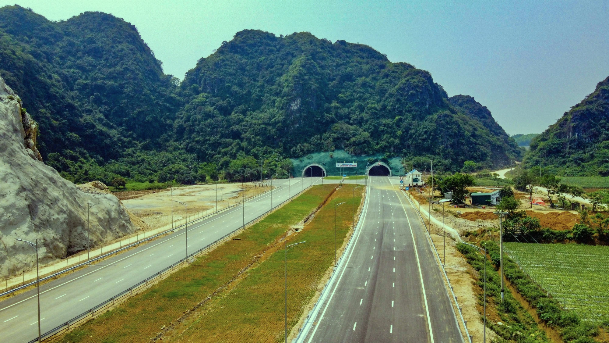 Theo thiết kế, tuyến đường Cao tốc Mai Sơn – Quốc lộ 45 có tổng chiều dài là 63,37 km, trong đó Ninh Bình dài 14,35 km và Thanh Hóa là 49,02 km. Trong ảnh là hầm Tam Điệp nối giữa hai tỉnh Ninh Bình và Thanh Hóa. Ảnh: ĐẶNG TRUNG Cao tốc Bắc Nam đoạn Mai Sơn – Quốc lộ 45 thông xe 30-4