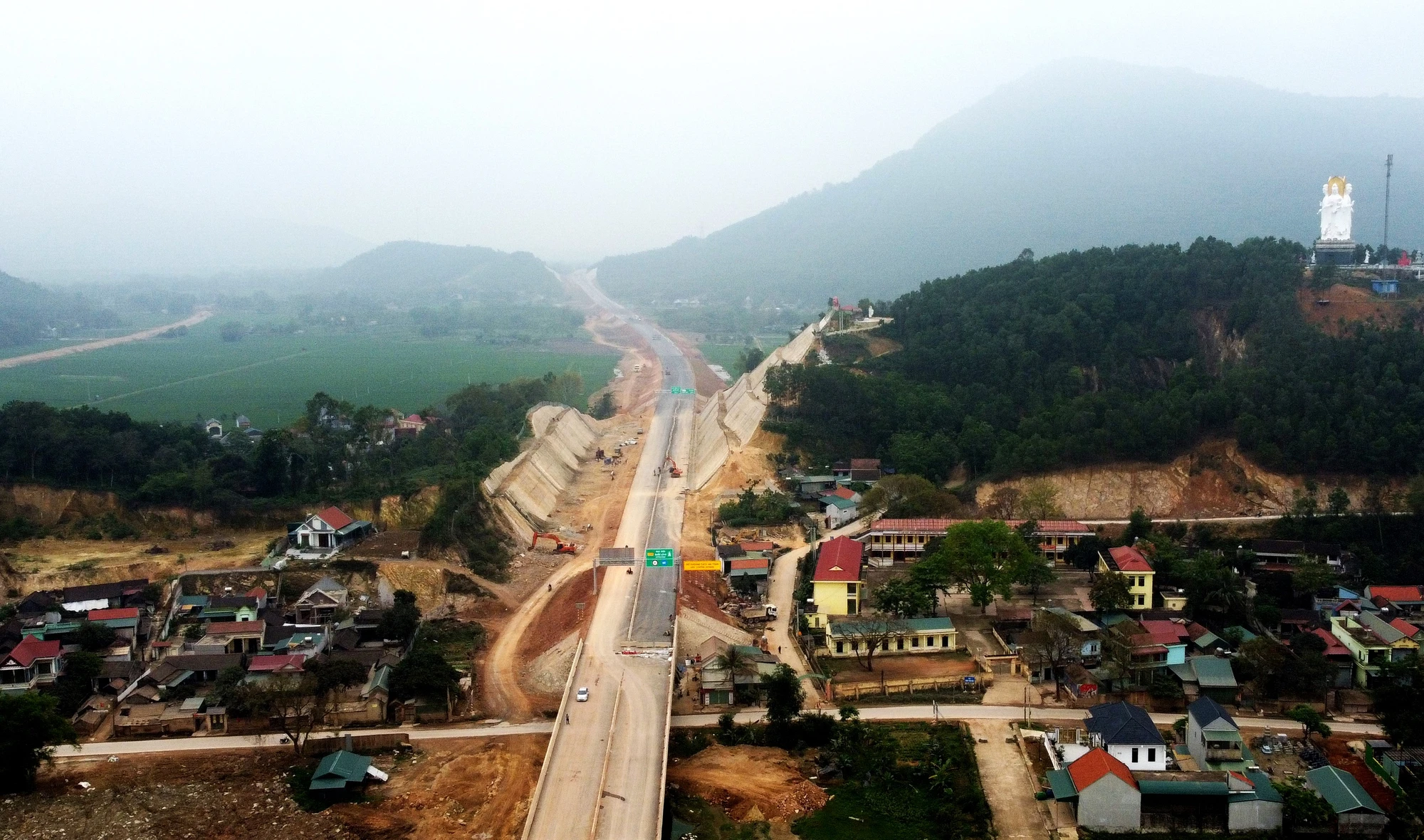 Theo báo cáo từ đơn vị chủ đầu tư, dự án thành phần Mai Sơn - Quốc lộ 45, tính đến ngày 9-4, công tác giải phóng mặt bằng, di dời hạ tầng kỹ thuật, tái định cư phục vụ dự án đã cơ bản hoàn thành, không còn vướng mắc. Ảnh: ĐẶNG TRUNG Cao tốc Bắc Nam đoạn Mai Sơn – Quốc lộ 45 thông xe 30-4