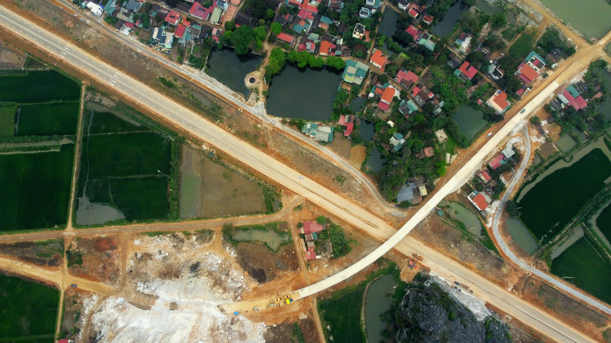 Trên tuyến Cao tốc Mai Sơn - Quốc lộ 45 có 14 hầm chui dân sinh, ba cầu chính tuyến với tổng chiều dài 394,496 m, ba cầu vượt ngang, một nút giao liên thông, 12 hầm chui dân sinh. Ảnh: ĐẶNG TRUNG Cao tốc Bắc Nam đoạn Mai Sơn – Quốc lộ 45 thông xe 30-4