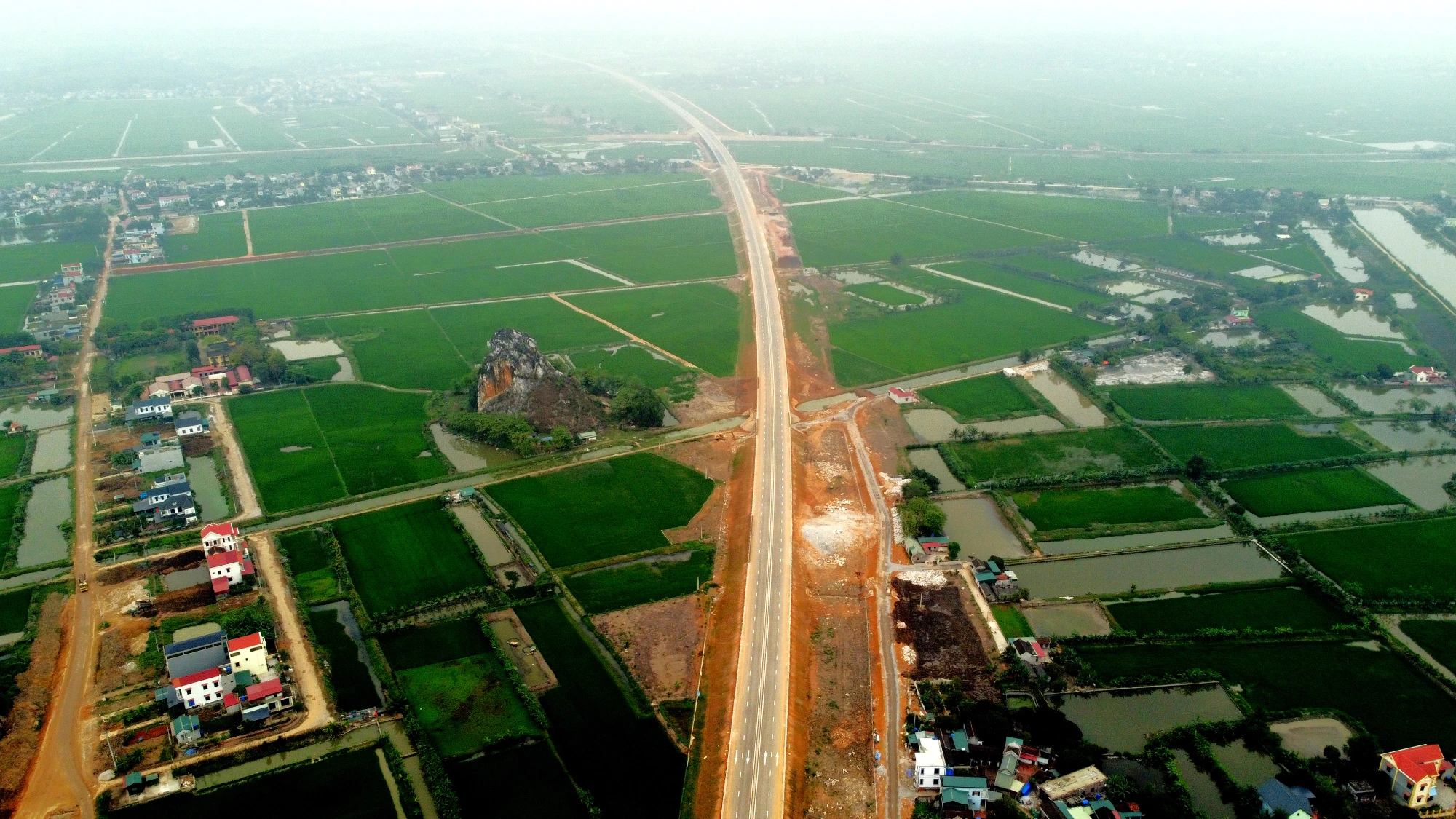 Một đoạn Cao tốc Mai Sơn - Quốc lộ qua xã Hà Tiến, huyện Hà Trung (Thanh Hóa). Ảnh: ĐẶNG TRUNG. Cao tốc Bắc Nam đoạn Mai Sơn – Quốc lộ 45 thông xe 30-4