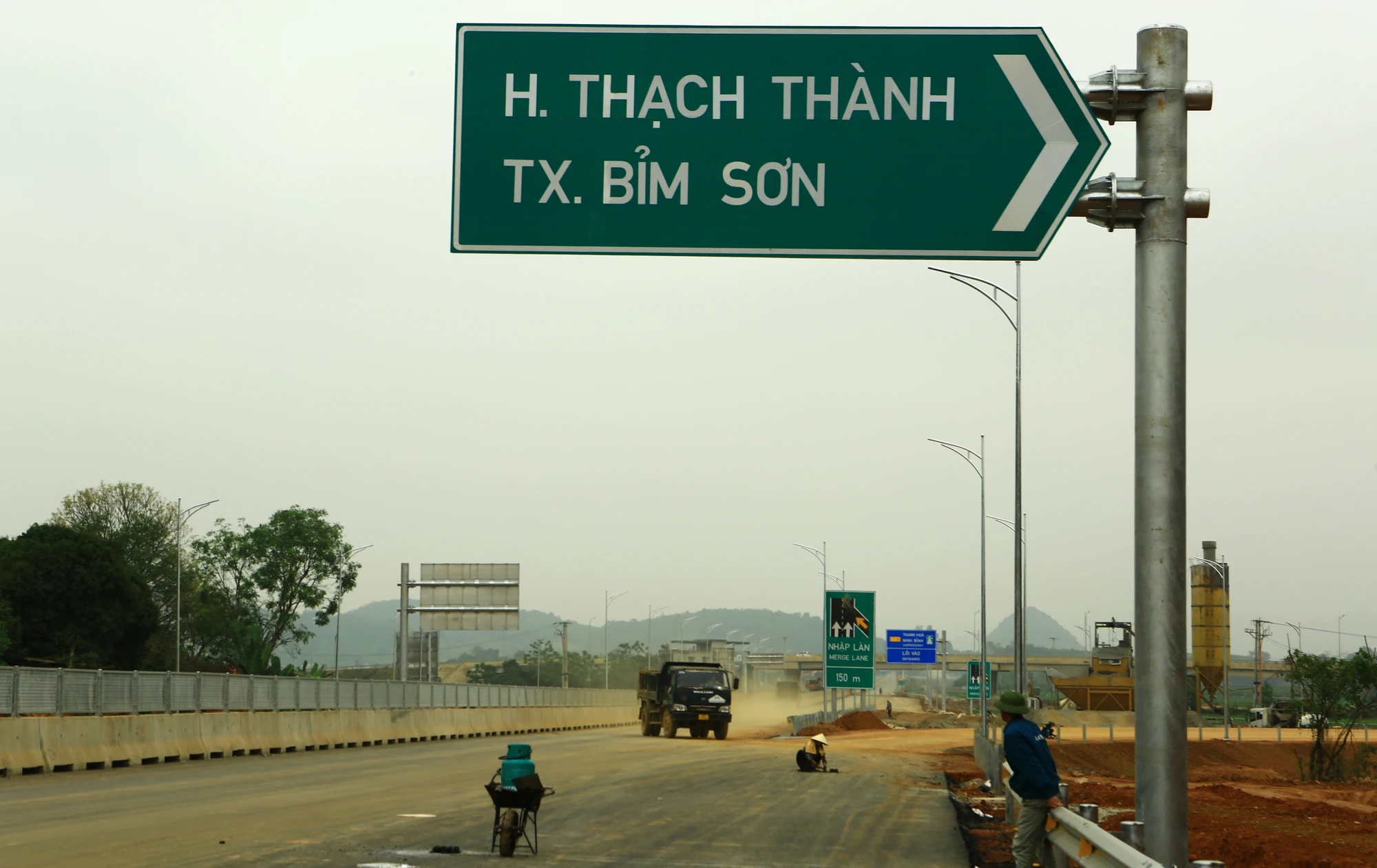 Cao tốc Mai Sơn - Quốc lộ 45 tại nút giao giao thông gia Miêu, xã Hà Long (huyện Hà Trung) đang được hoàn thiện trước khi thông xe. Ảnh: ĐẶNG TRUNG Cao tốc Bắc Nam đoạn Mai Sơn – Quốc lộ 45 thông xe 30-4