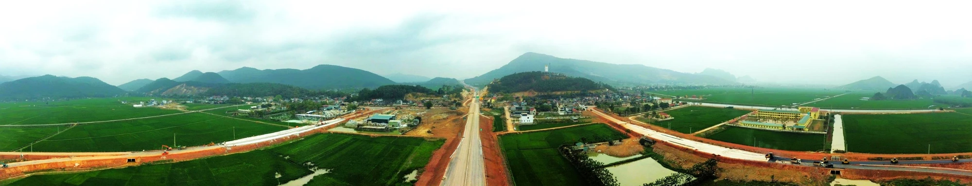 Toàn cảnh tuyến Cao tốc Mai Sơn- Quốc lộ 45 tại nút giao thông lên xuống địa bàn huyện Hà Trung Ảnh: ĐẶNG TRUNG Cao tốc Bắc Nam đoạn Mai Sơn – Quốc lộ 45 thông xe 30-4