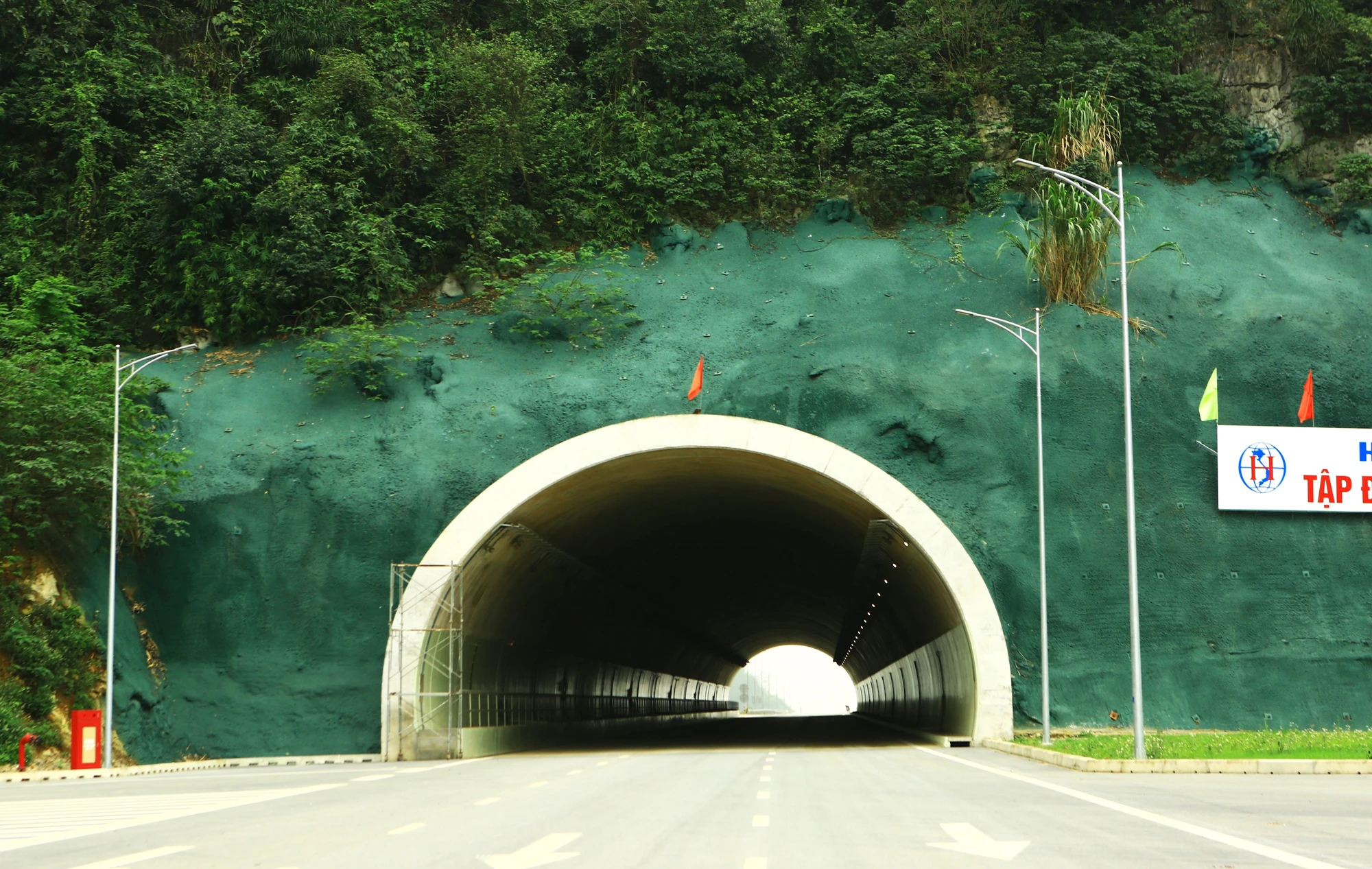 Hầm Tam Điệp, Ninh Bình có chiều dài 245 m trị giá hơn 1.600 tỉ hiện đã được nhà thầu thi công hoàn thành bao gồm điện chiếu sáng, vạch kẻ đường và thiết bị cứu hỏa. Ảnh: ĐẶNG TRUNG Cao tốc Bắc Nam đoạn Mai Sơn – Quốc lộ 45 thông xe 30-4