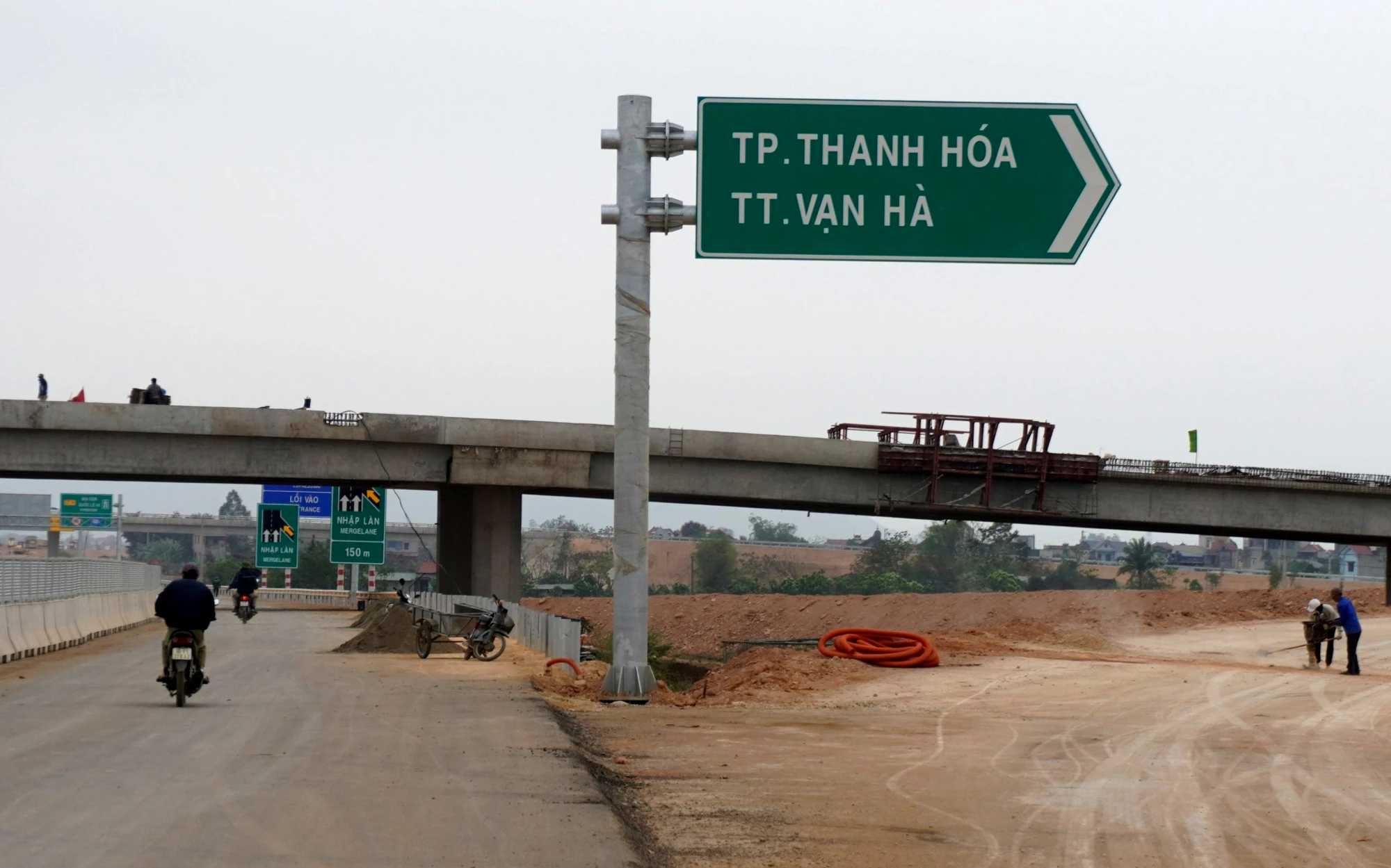 Dự án cơ bản đáp ứng kế hoạch thông xe đoạn từ đầu tuyến thuộc địa phận xã Mai Sơn, huyện Yên Mô, Ninh Bình đến nút giao Đông Xuân, huyện Đông Sơn, tỉnh Thanh Hóa. Ảnh: ĐẶNG TRUNG Dự án cơ bản đáp ứng kế hoạch thông xe đoạn từ đầu tuyến thuộc địa phận xã Mai Sơn, huyện Yên Mô, Ninh Bình đến nút giao Đông Xuân, huyện Đông Sơn, tỉnh Thanh Hóa. Ảnh: ĐẶNG TRUNG