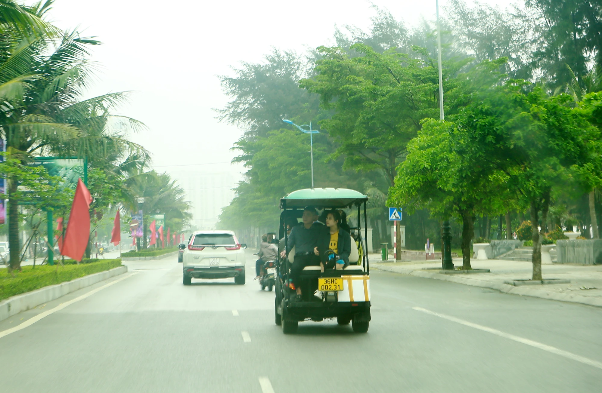 Đối với những xe điện vi phạm chèo kéo, gây hấn với du khách, thậm chí là đuổi khách nếu không đến nhà hàng như tài xế xe điện giới thiệu sẽ bị treo xe 15 ngày. Ảnh: ĐẶNG TRUNG Đối với những xe điện vi phạm chèo kéo, gây hấn với du khách, thậm chí là đuổi khách nếu không đến nhà hàng như tài xế xe điện giới thiệu sẽ bị treo xe 15 ngày. Ảnh: ĐẶNG TRUNG