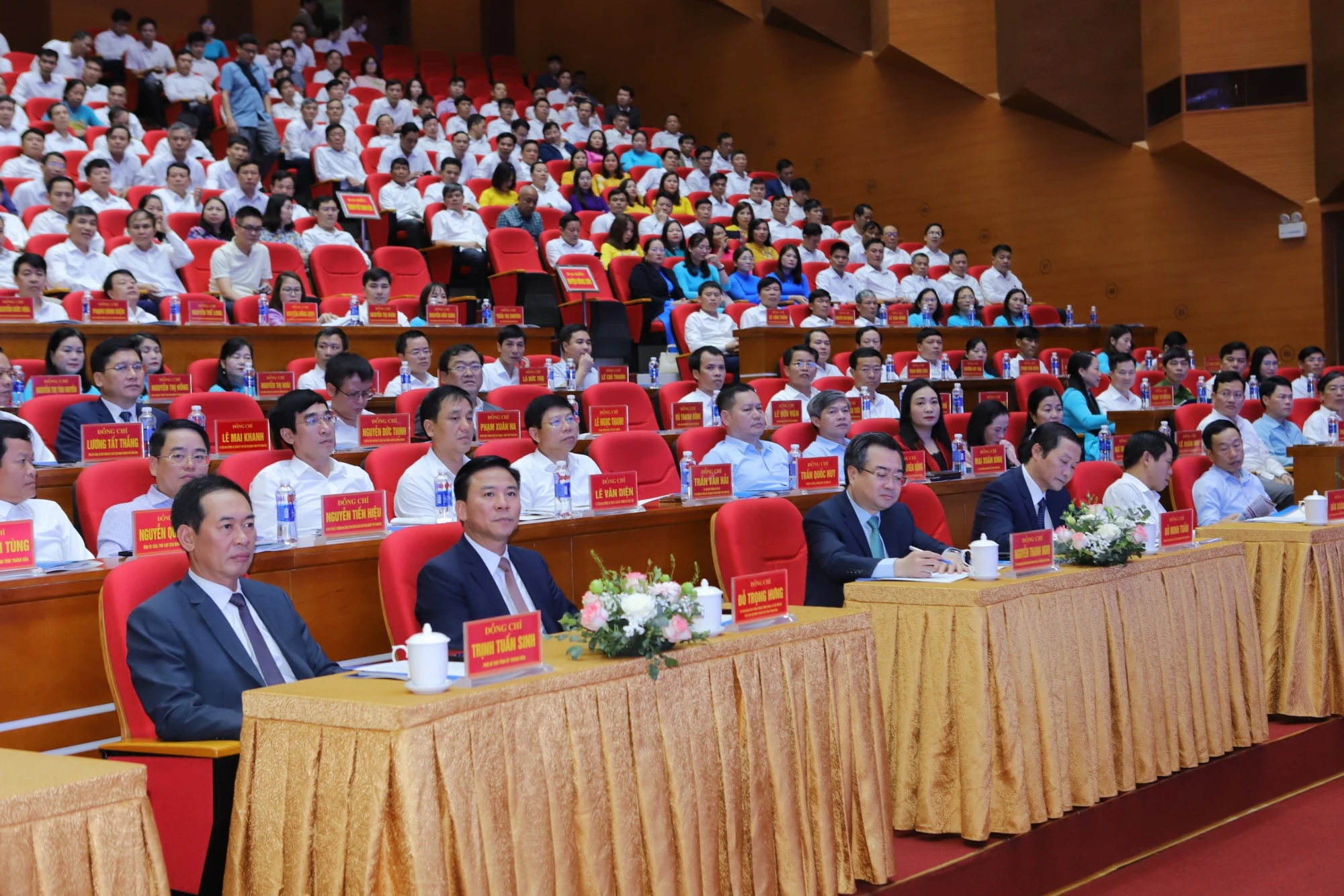 Lãnh đạo các Bộ, ban ngành Trung ương và Thanh Hóa dự hội nghị công bố quy hoạch sáng nay 15-4. Ảnh: MINH HIẾU