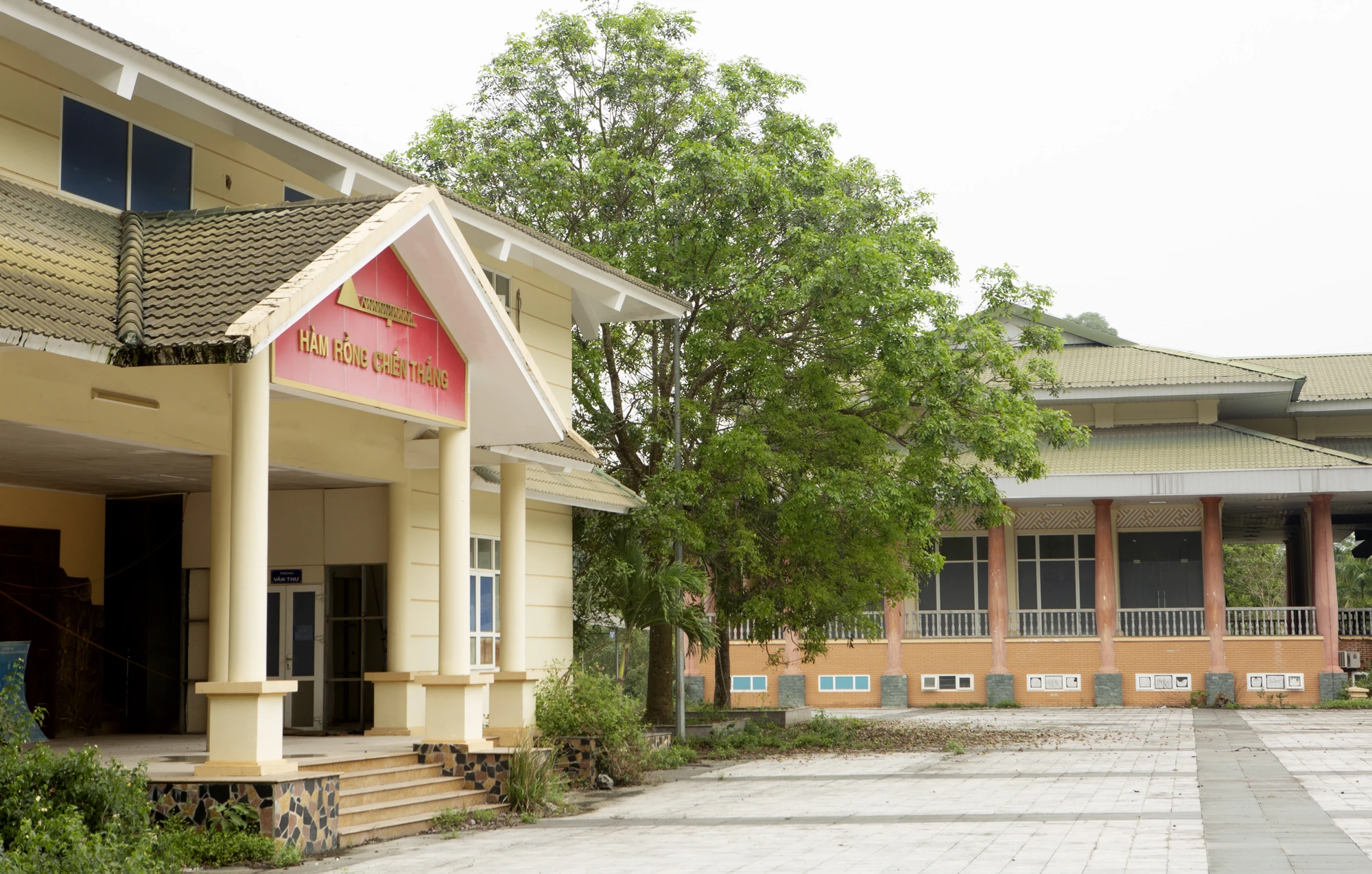 Nhưng đến năm 2019, khi trụ sở ở phường Đông Hải mới xây dựng xong, các cơ quan của Thành ủy, UBND chuyển đi thì Trung tâm Hội nghị Hàm Rồng lại gần như bỏ không. Ảnh: ĐẶNG TRUNG Nhưng đến năm 2019, khi trụ sở ở phường Đông Hải mới xây dựng xong, các cơ quan của Thành ủy, UBND chuyển đi thì Trung tâm Hội nghị Hàm Rồng lại gần như bỏ không. Ảnh: ĐẶNG TRUNG